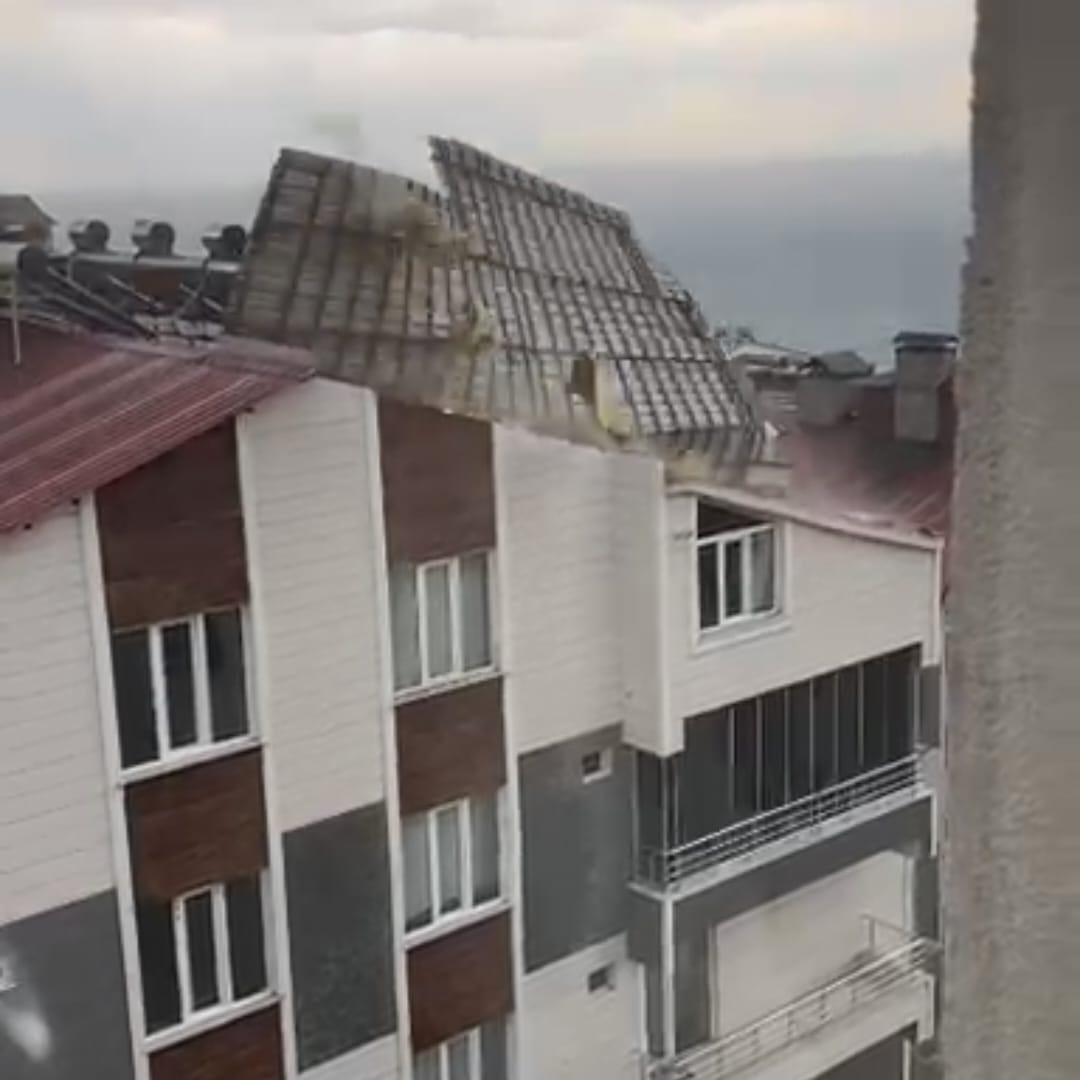Ahlat’ta fırtına çatıları uçurdu 5 ahlatta firtina catilari ucurdu 1 AjpGLmf5