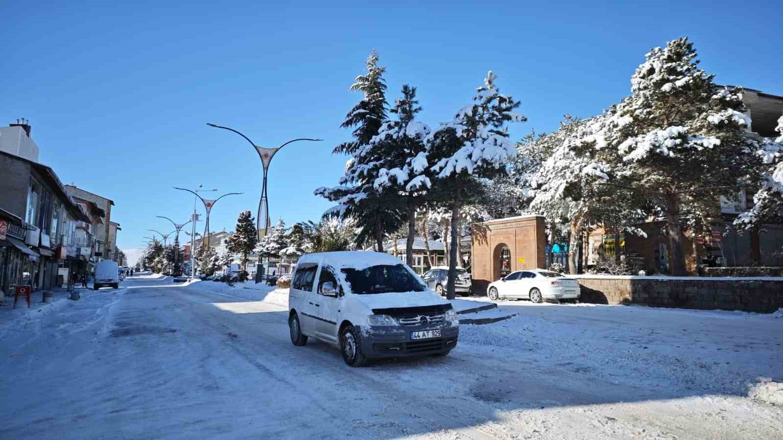 ahlatta kar yagisi 20 koy yolu ulasima kapandi 1 wZ8a83e5