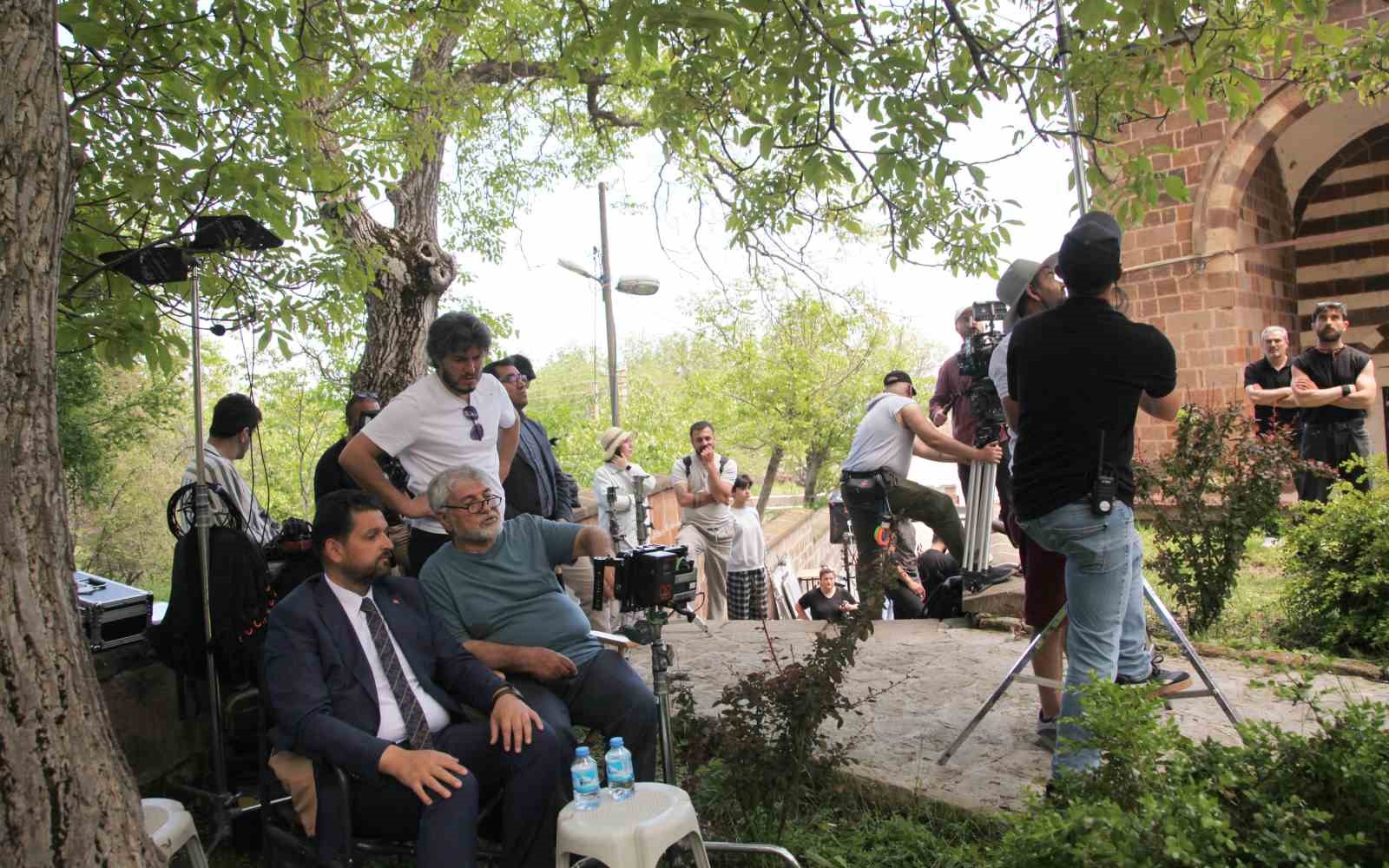 Ahlat’ta ’Sonsuz Güzel’ isimli sinema filminin çekimlerine başlandı 5 ahlatta sonsuz guzel isimli sinema filminin cekimlerine baslandi 1 gkZjJm7B