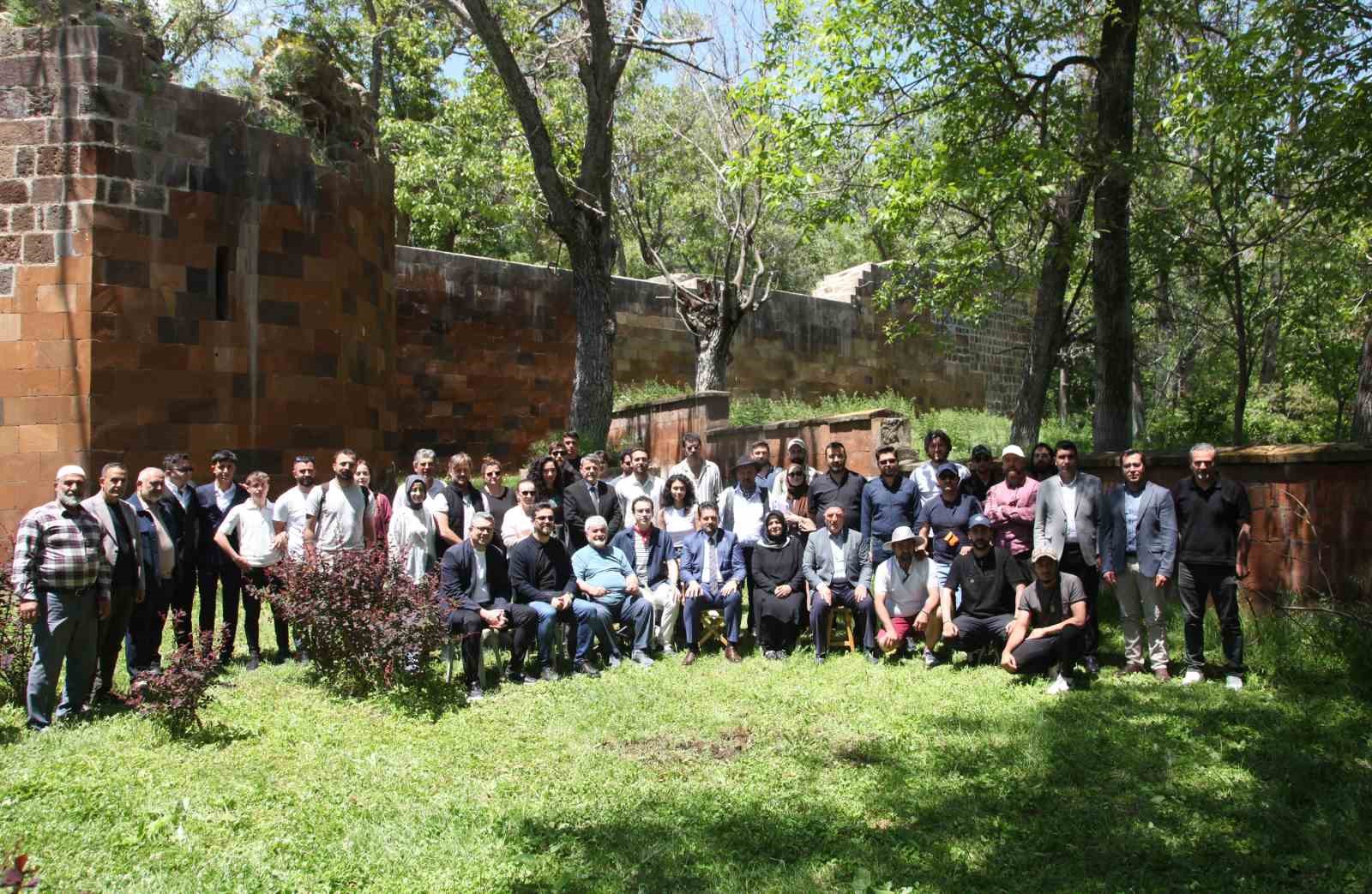 Ahlat’ta ’Sonsuz Güzel’ isimli sinema filminin çekimlerine başlandı 9 ahlatta sonsuz guzel isimli sinema filminin cekimlerine baslandi 5 cL7FeCjH
