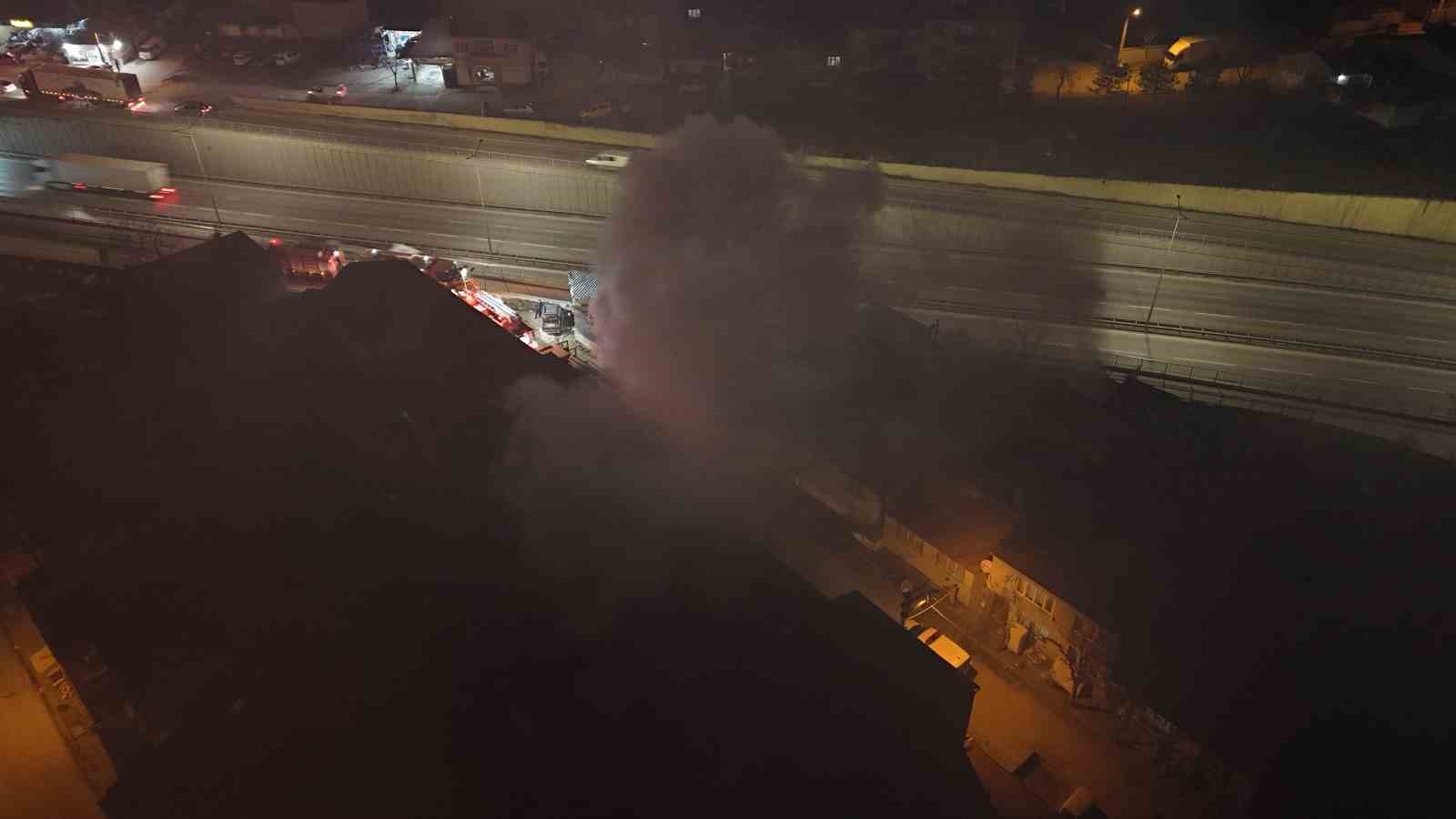 Ahşap dolu depoda çıkan yangın kontrol altına alındı 5 ahsap dolu depoda cikan yangin kontrol altina alindi 1 m4MjwKGO