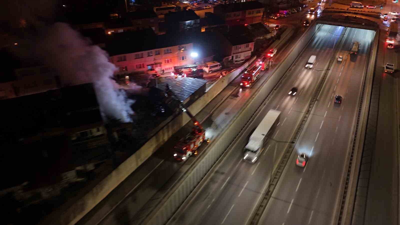 Ahşap dolu depoda çıkan yangın kontrol altına alındı 6 ahsap dolu depoda cikan yangin kontrol altina alindi 2 TUSu1HTE