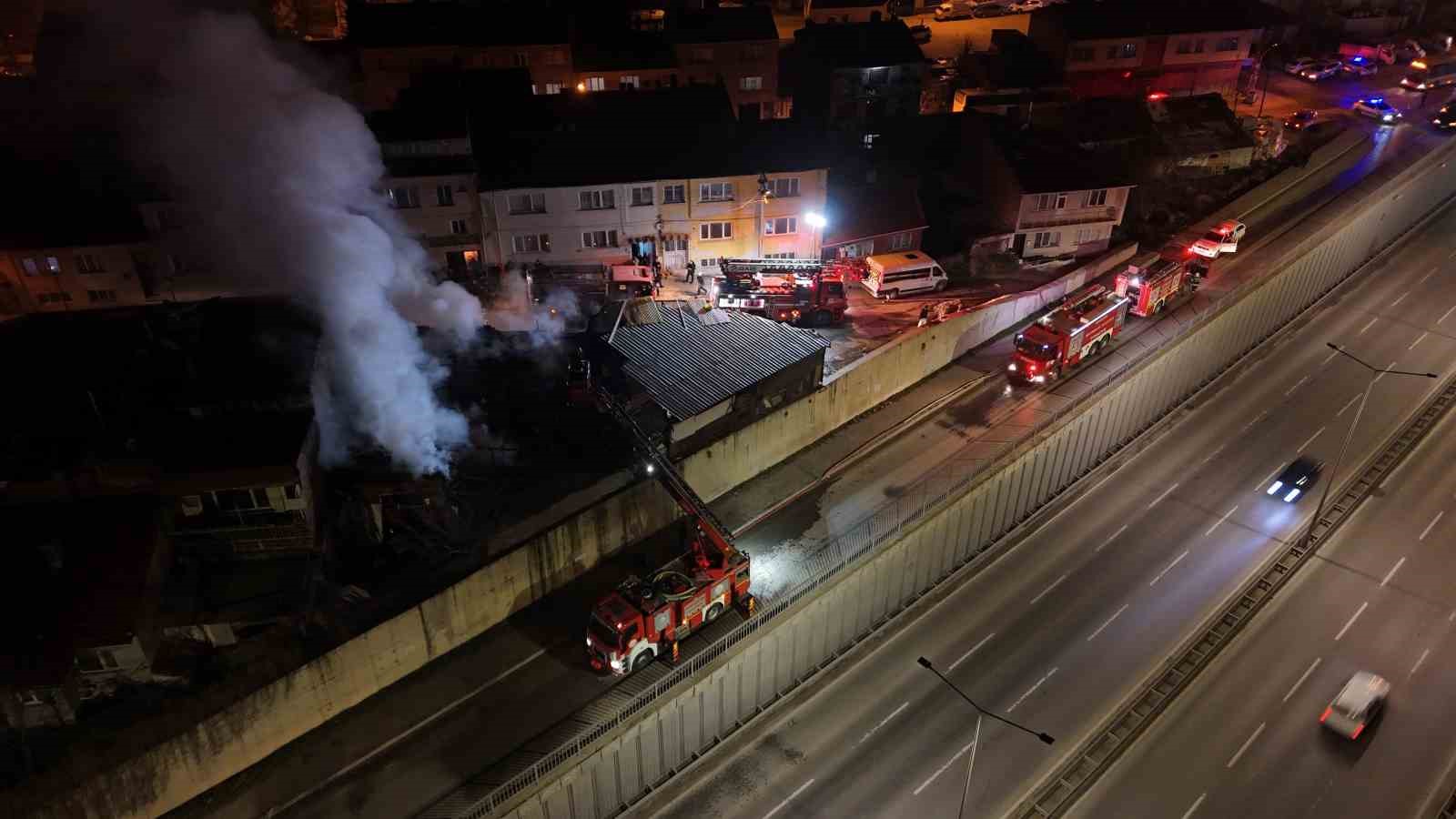 Ahşap dolu depoda çıkan yangın kontrol altına alındı 7 ahsap dolu depoda cikan yangin kontrol altina alindi 3 sschVH93