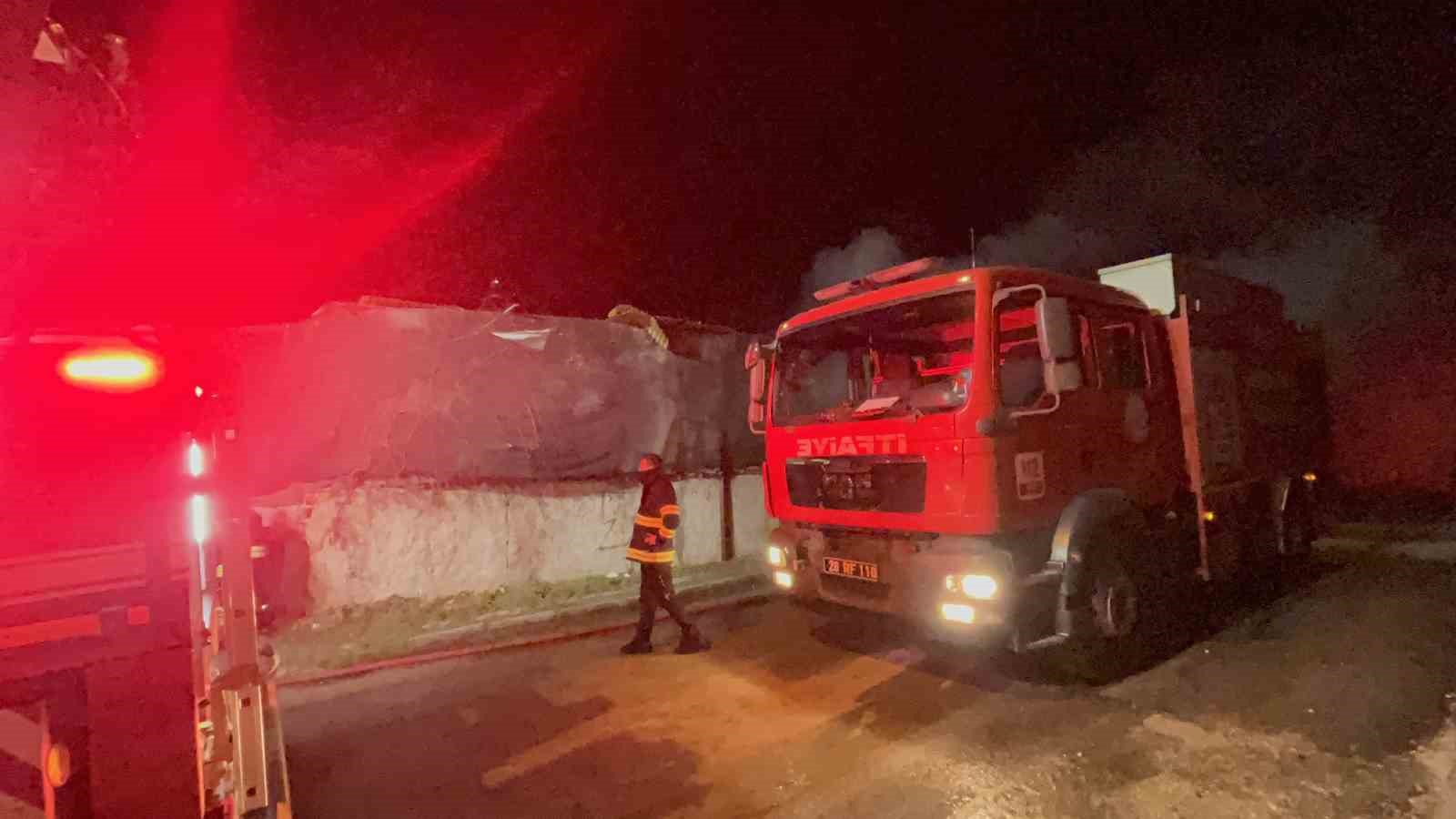 Ahşap dolu depoda çıkan yangın kontrol altına alındı 11 ahsap dolu depoda cikan yangin kontrol altina alindi 7 zVldt2Qt