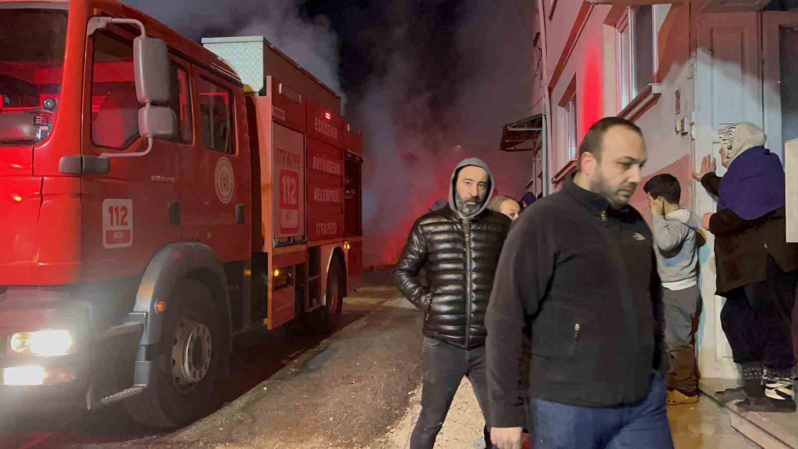 Ahşap dolu depoda çıkan yangın kontrol altına alındı 12 ahsap dolu depoda cikan yangin kontrol altina alindi 8 UItT4gc3
