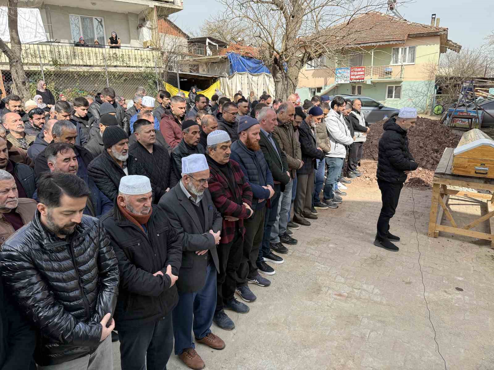 ahsap evdeki yanginda hayatini kaybeden bedensel engelli kisi topraga verildi 4 DD71AHrX