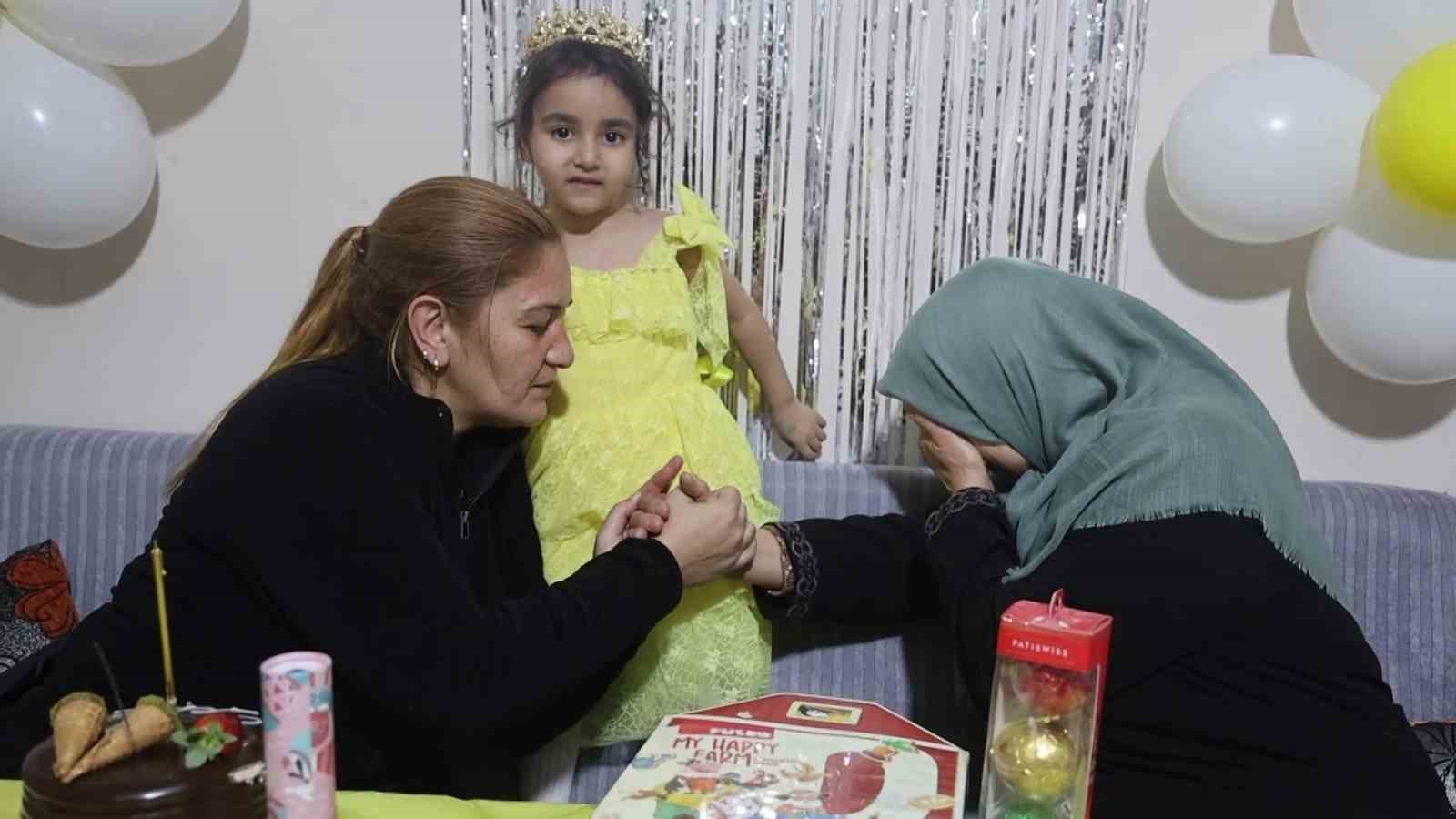 aile fotografindan geriye tek kalan alyenin dogum gununde babaannesi gozyaslarina boguldu 0 FlMNydgI