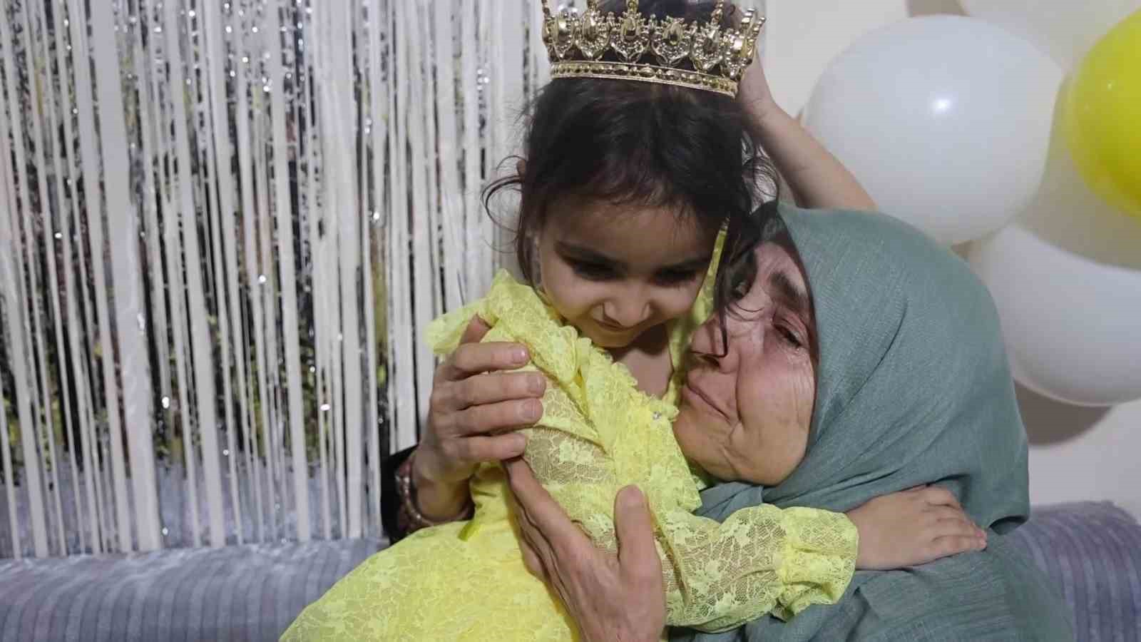 aile fotografindan geriye tek kalan alyenin dogum gununde babaannesi gozyaslarina boguldu 1 U1yYYS55