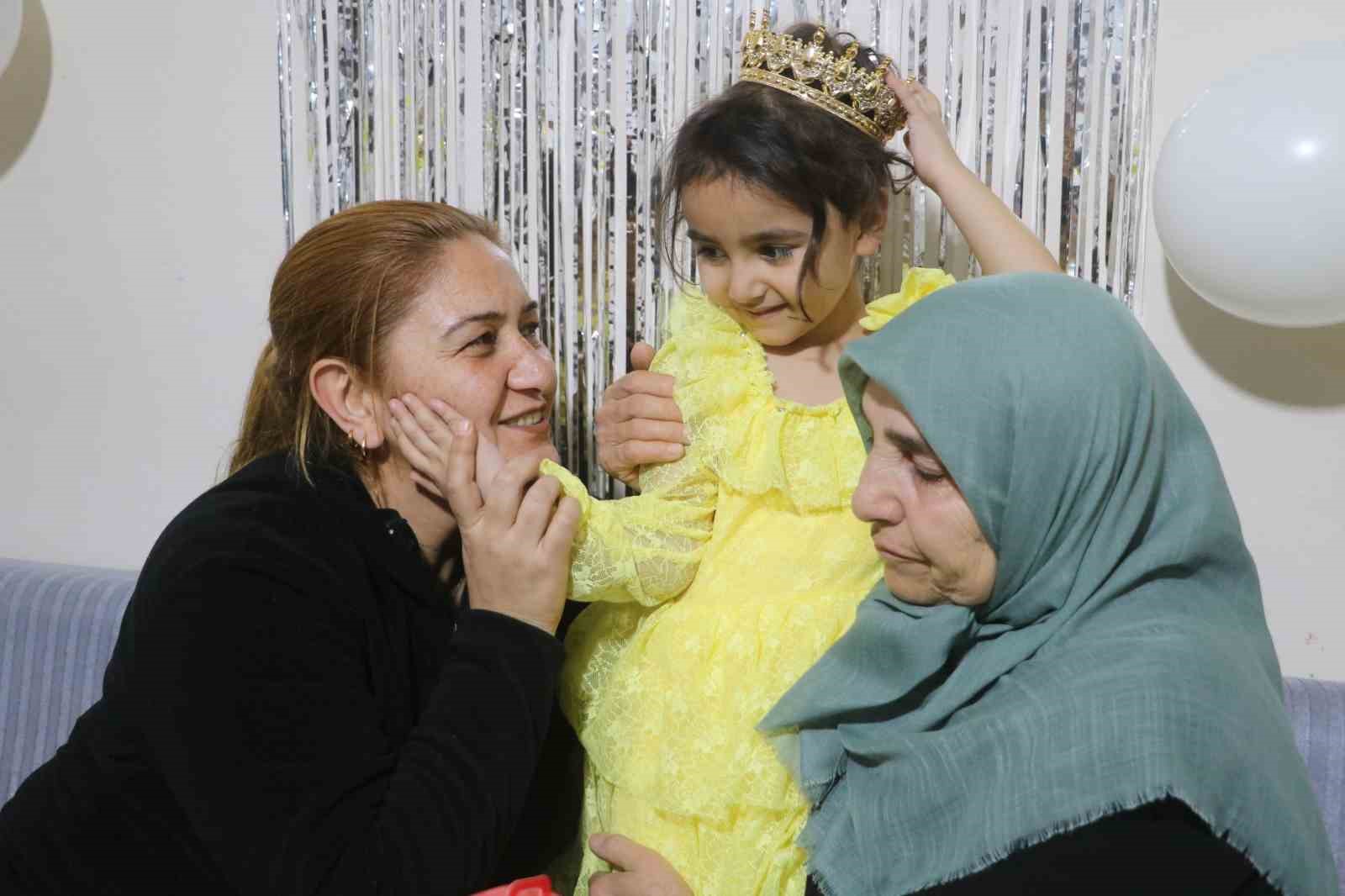 aile fotografindan geriye tek kalan alyenin dogum gununde babaannesi gozyaslarina boguldu 2 i5AR3WXR