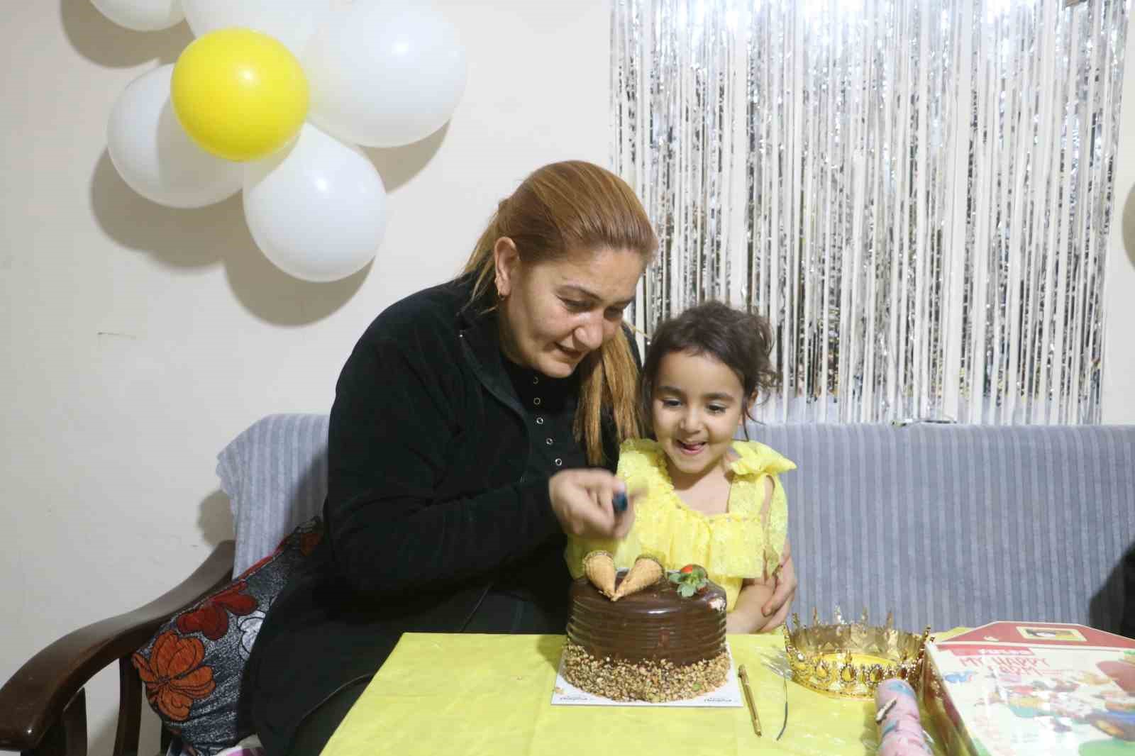 aile fotografindan geriye tek kalan alyenin dogum gununde babaannesi gozyaslarina boguldu 5 ry2XlRRB