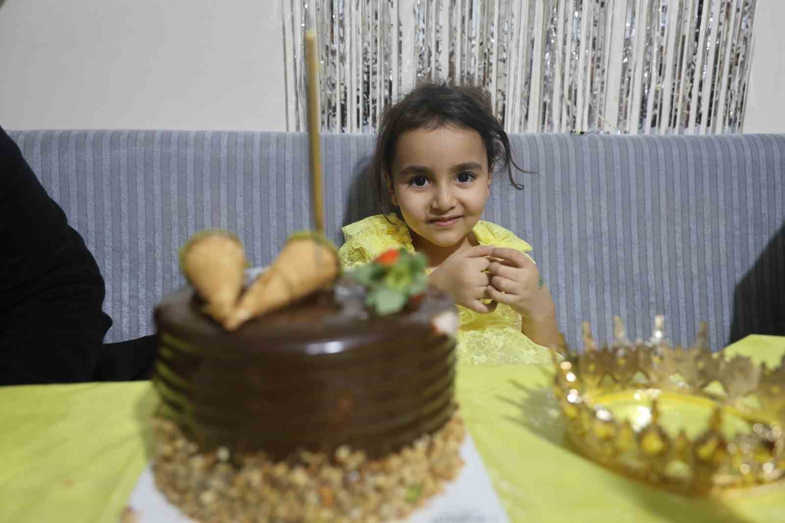 aile fotografindan geriye tek kalan alyenin dogum gununde babaannesi gozyaslarina boguldu 7 kY8aQNLY
