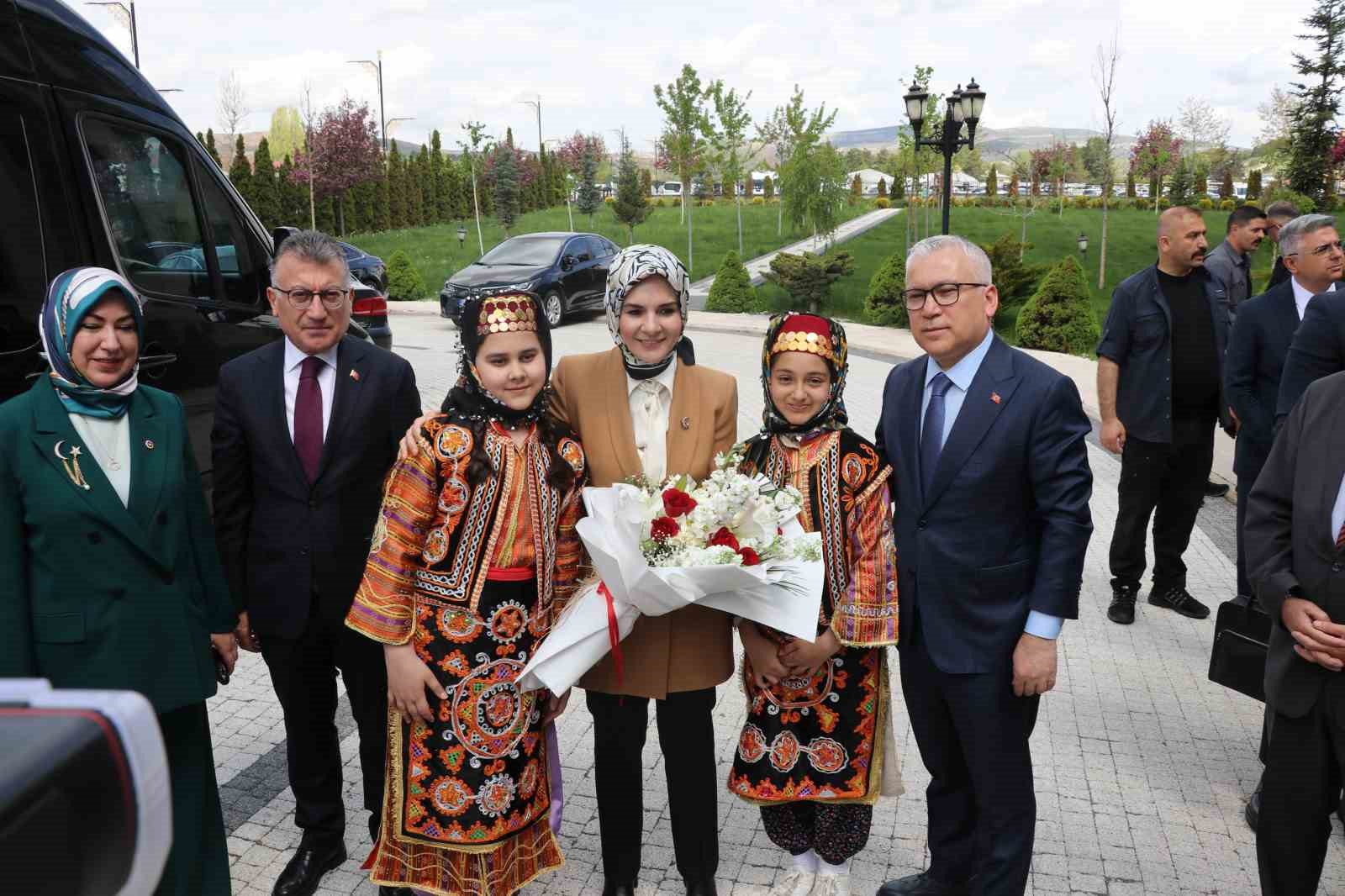 aile ve sosyal hizmetler bakani goktas aile bizleri her turlu tehdide karsi koruyan en qsrsVzJc