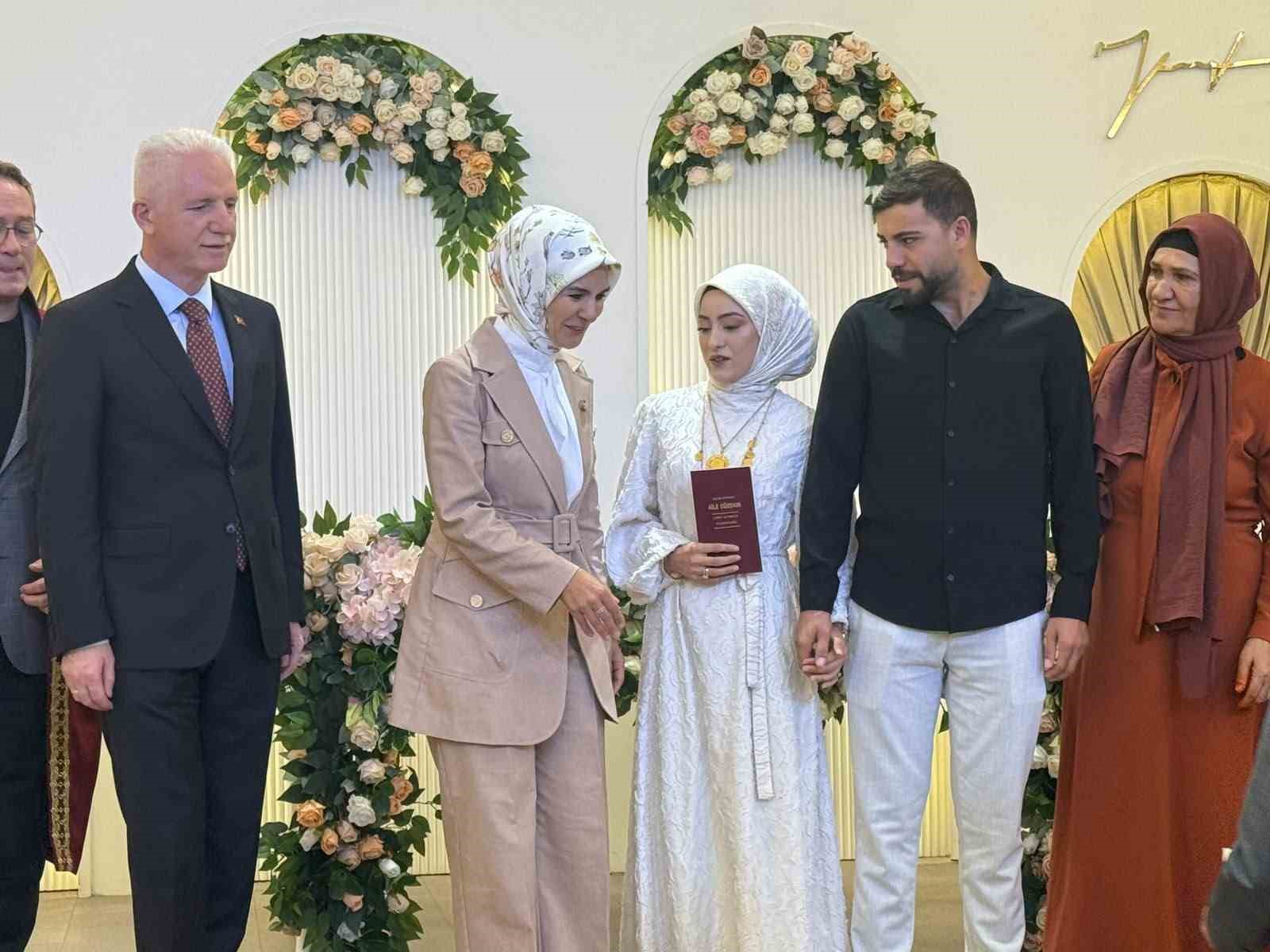 Aile ve Sosyal Hizmetler Bakanı Göktaş, evlilik kredisi desteğinden faydalanan çiftin nikah şahidi oldu 4 aile ve sosyal hizmetler bakani goktas evlilik kredisi desteginden faydalanan ciftin nikah sahidi oldu 3Us1W6Bb