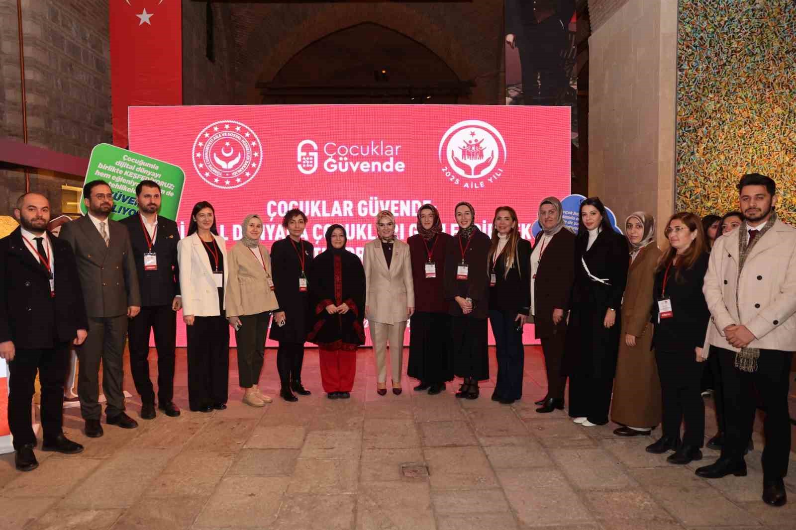 aile ve sosyal hizmetler bakanligindan cocuklarin dijital dunyadaki guvenligini korumak adina 2 yeni calisma