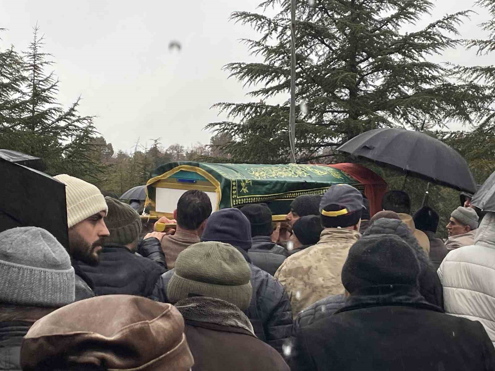 Aile ziyareti dönüşünde kazada ölen anne ve kızı yan yana defnedildi 6 aile ziyareti donusunde kazada olen anne ve kizi yan yana defnedildi 2 BMgOpsfC