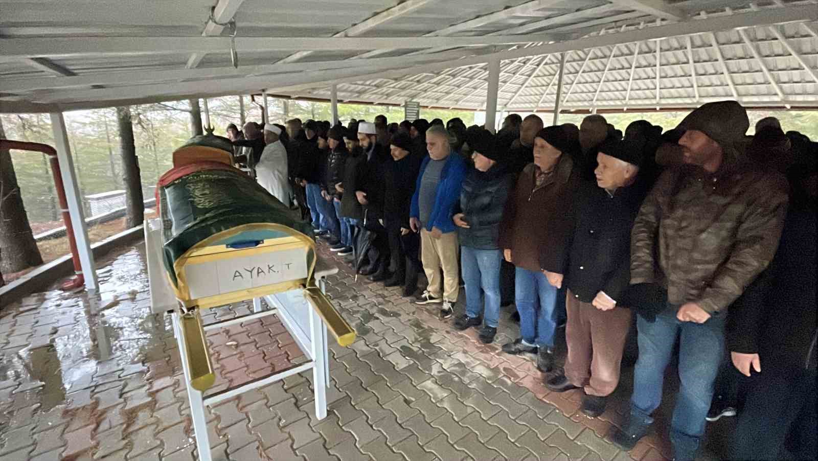 Aile ziyareti dönüşünde kazada ölen anne ve kızı yan yana defnedildi 7 aile ziyareti donusunde kazada olen anne ve kizi yan yana defnedildi 3 j1MCl9JU