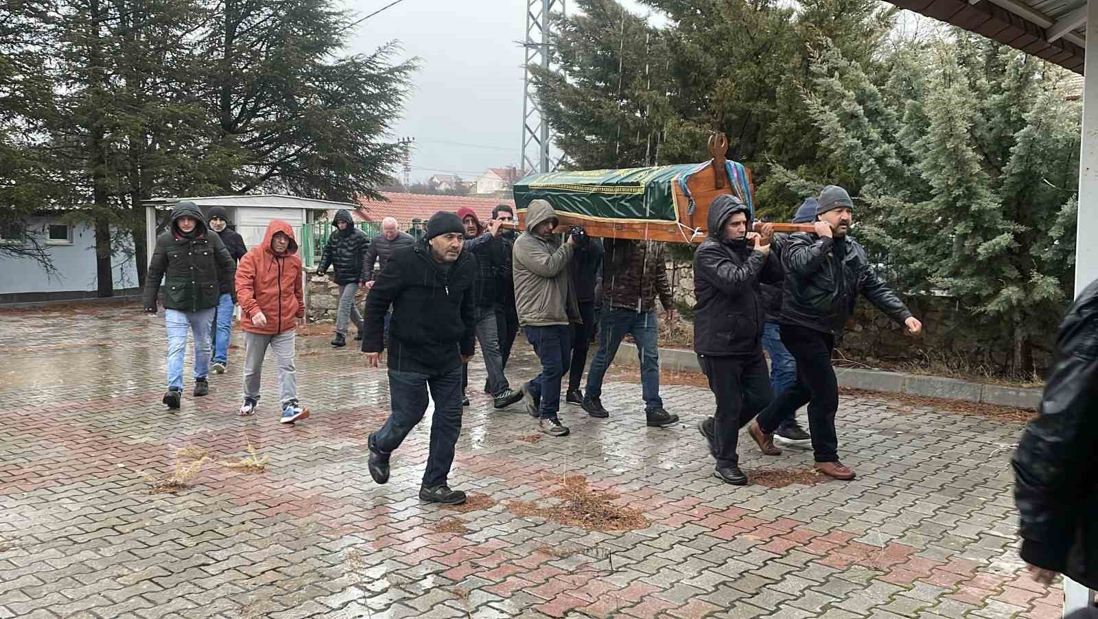 Aile ziyareti dönüşünde kazada ölen anne ve kızı yan yana defnedildi 8 aile ziyareti donusunde kazada olen anne ve kizi yan yana defnedildi 4 jTJPtFPQ