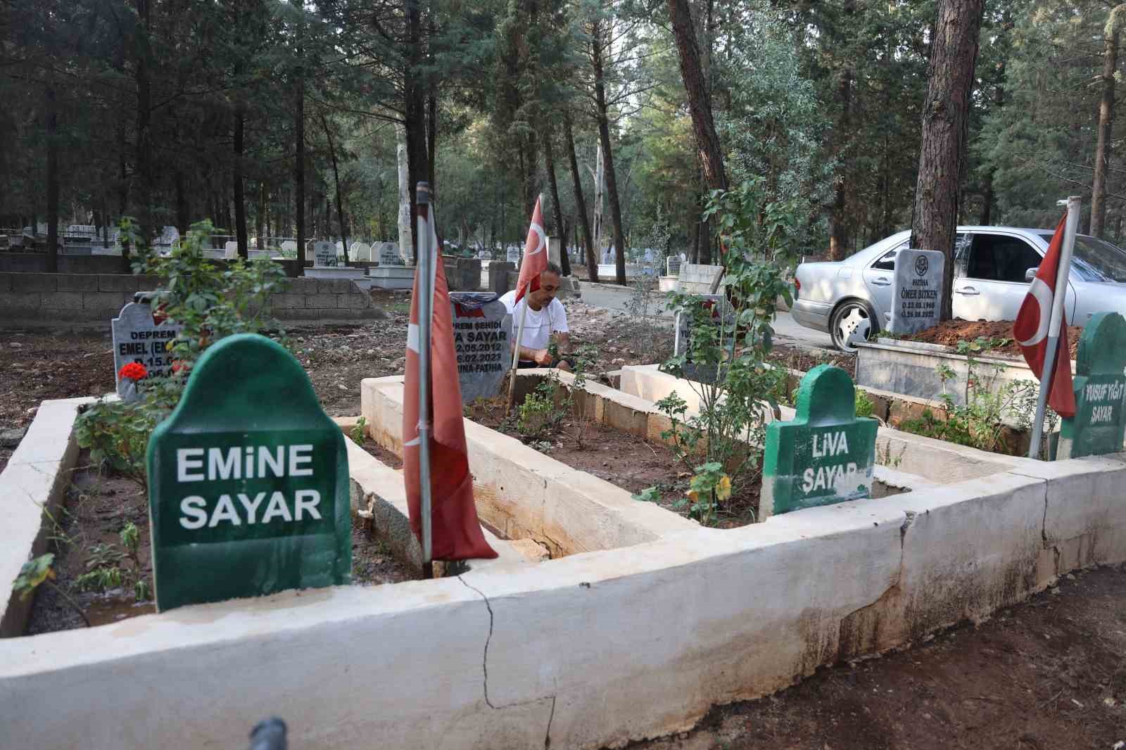 ailesi depremde enkaz altinda kalan acili baba esi ve iki evladinin oldugu yagmur apartmaninda 3Tyud8aX