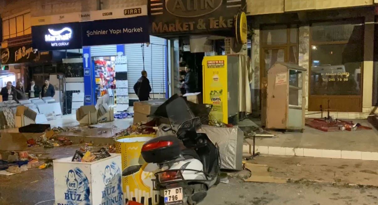 ailesine ait tekel bayisini benzin dokup atese verdi 2 yarali 2 vuyMDTF6