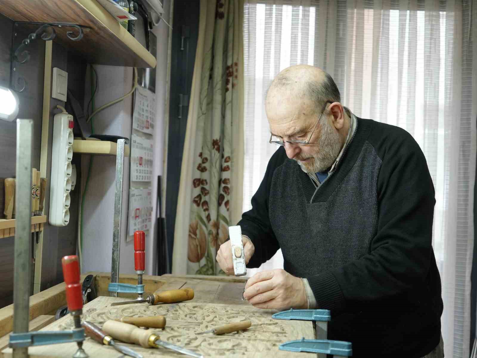 ailesinin asirlik sanatini evinin kilerinde yasatiyor ayetleri ahsaba ilmek ilmek isliyor 3 zb7IA6EK