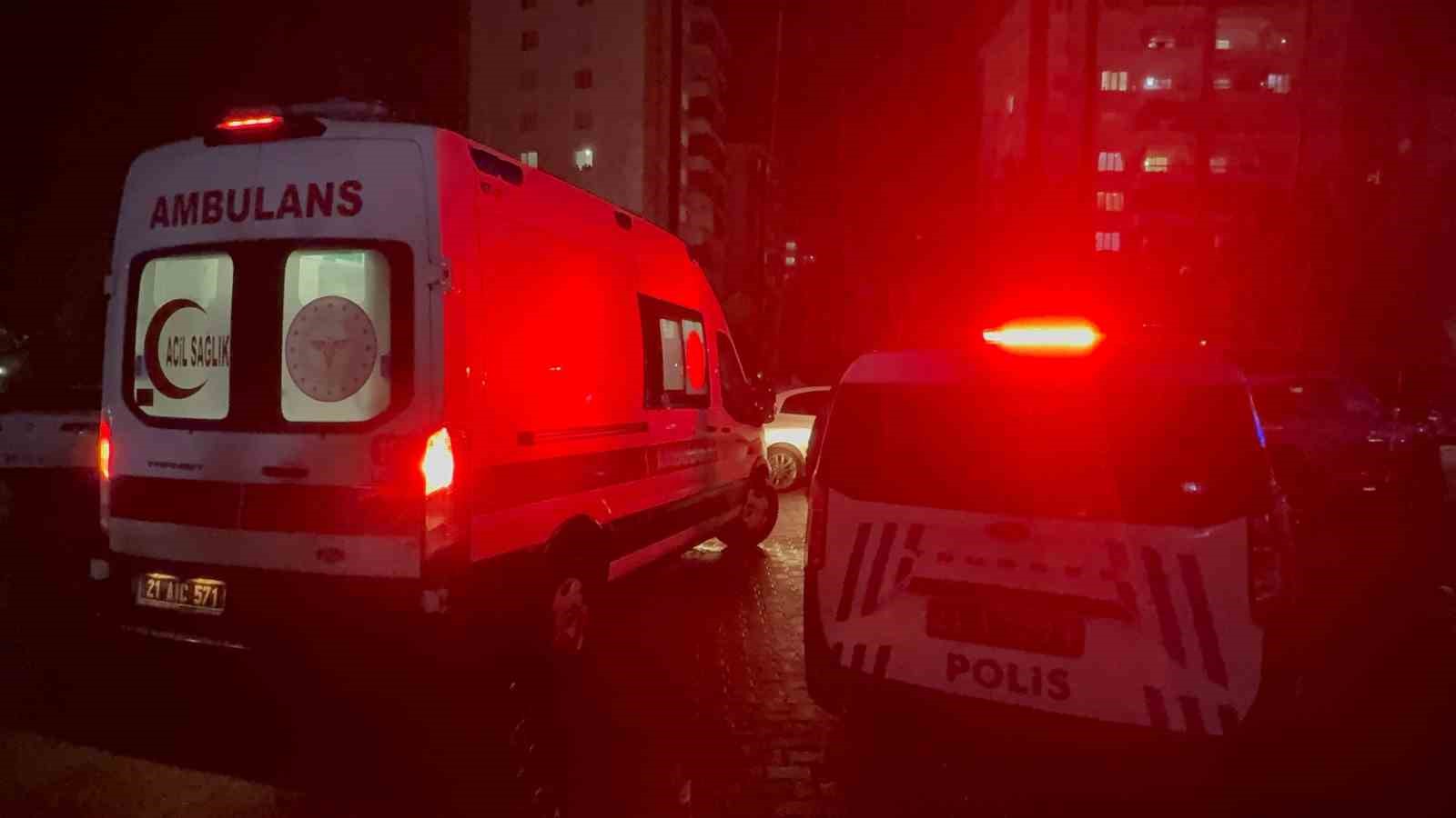 Ailesiyle tartıştı, evini ateşe verdi: 3 kişi dumandan etkiledi 5 ailesiyle tartisti evini atese verdi 3 kisi dumandan etkiledi 1 RaNEfkV8