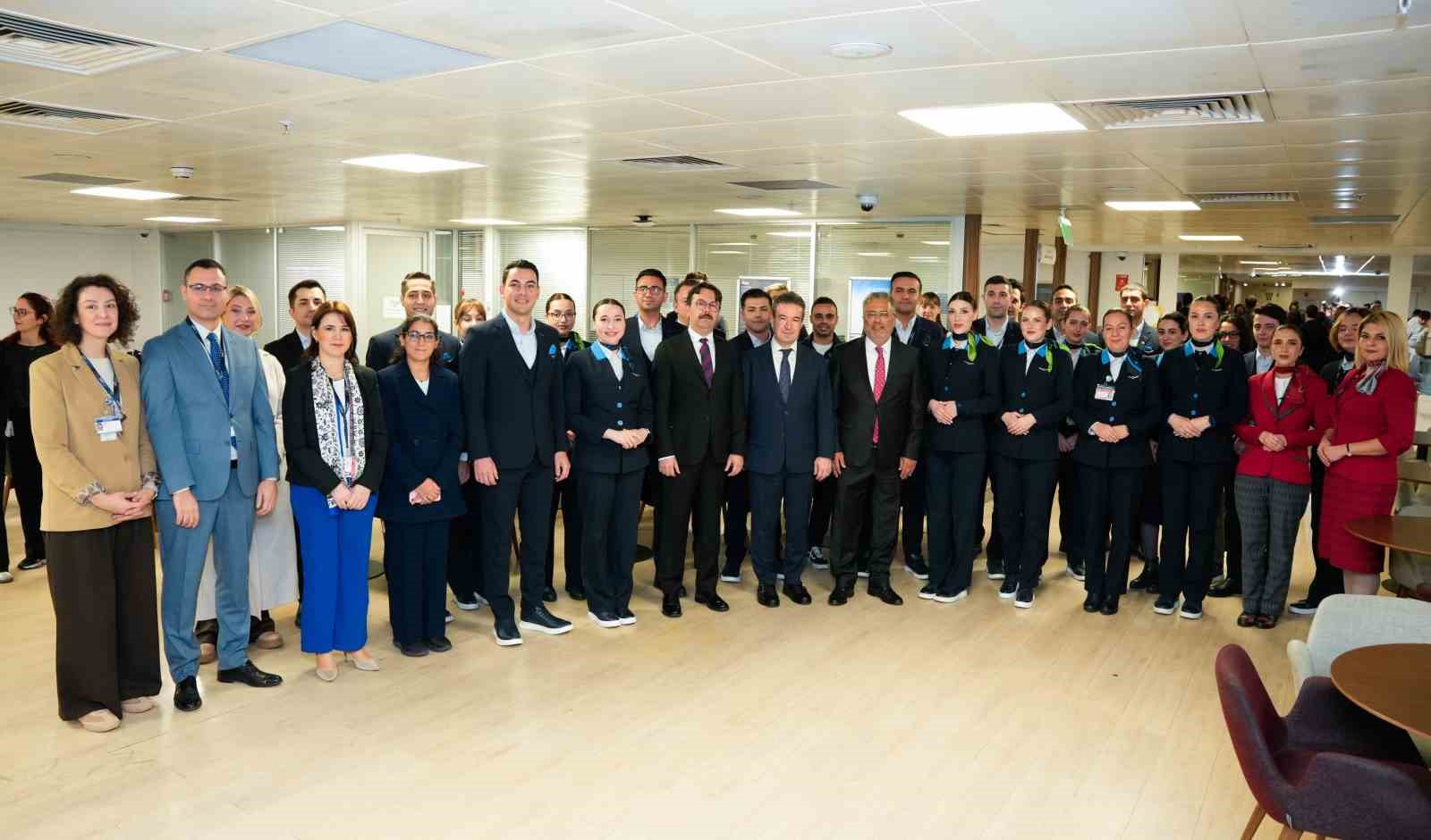 ajet yonetim kurulu baskani bolat ajet ve turk hava yollari sadece birer havayolu sirketi F5PiLG7W
