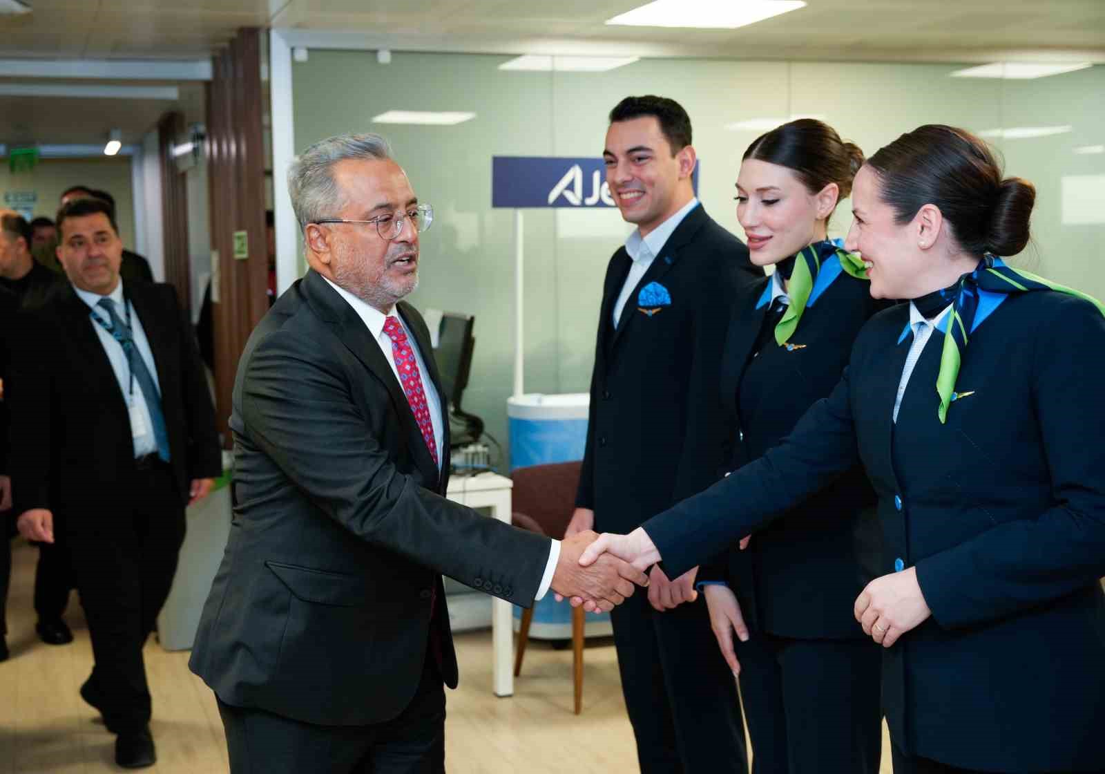 ajet yonetim kurulu baskani bolat ajet ve turk hava yollari sadece birer havayolu sirketi JPC36UFO