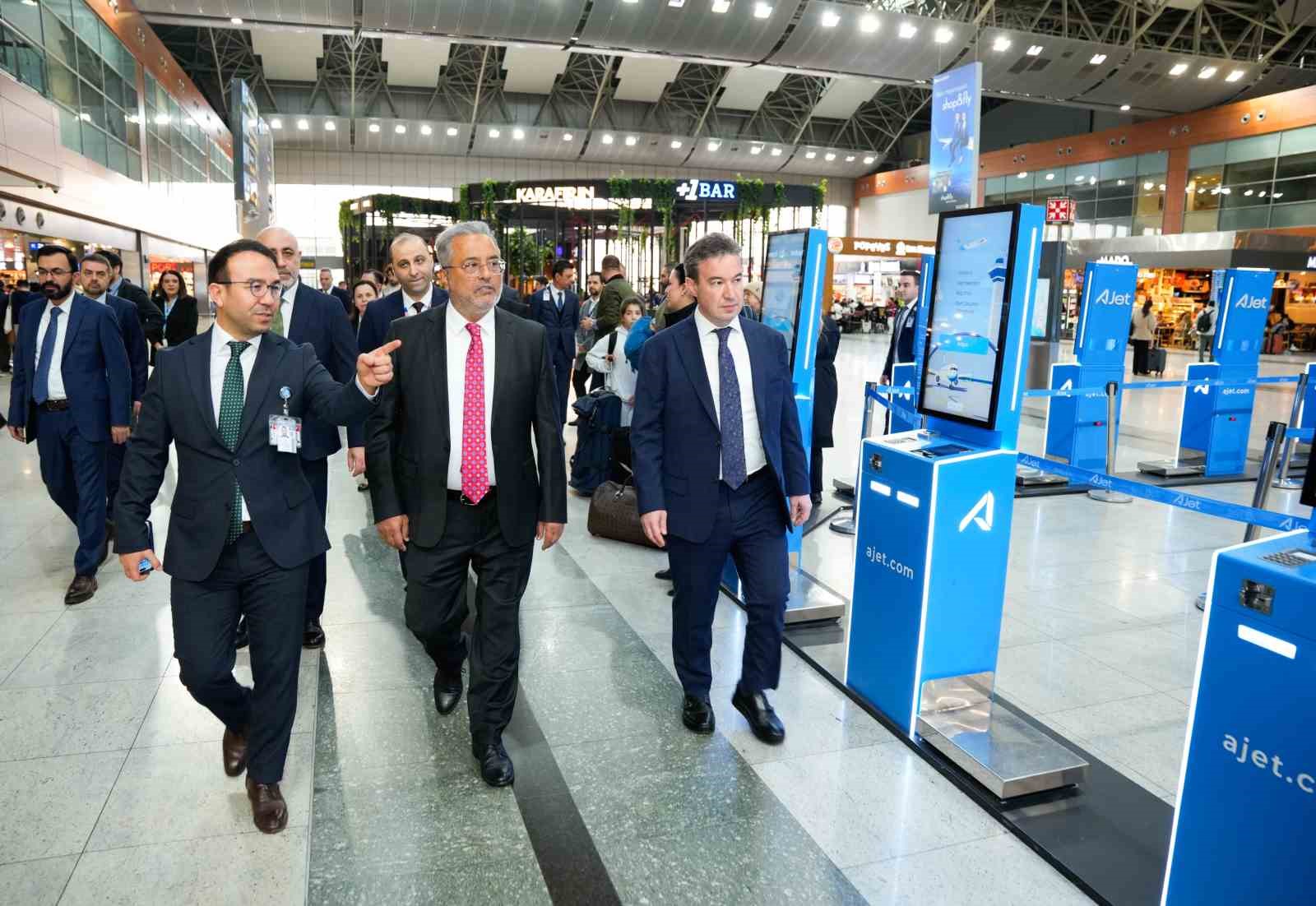ajet yonetim kurulu baskani bolat ajet ve turk hava yollari sadece birer havayolu sirketi NiiVtzzj