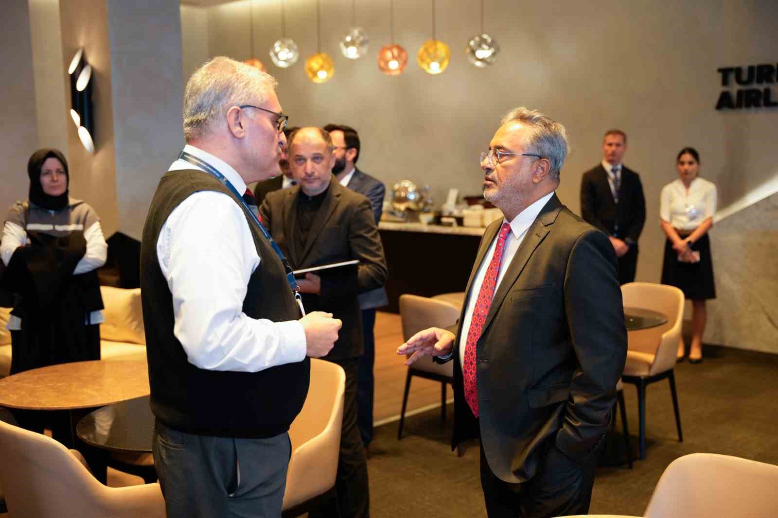 ajet yonetim kurulu baskani bolat ajet ve turk hava yollari sadece birer havayolu sirketi QVNZ4Ng8