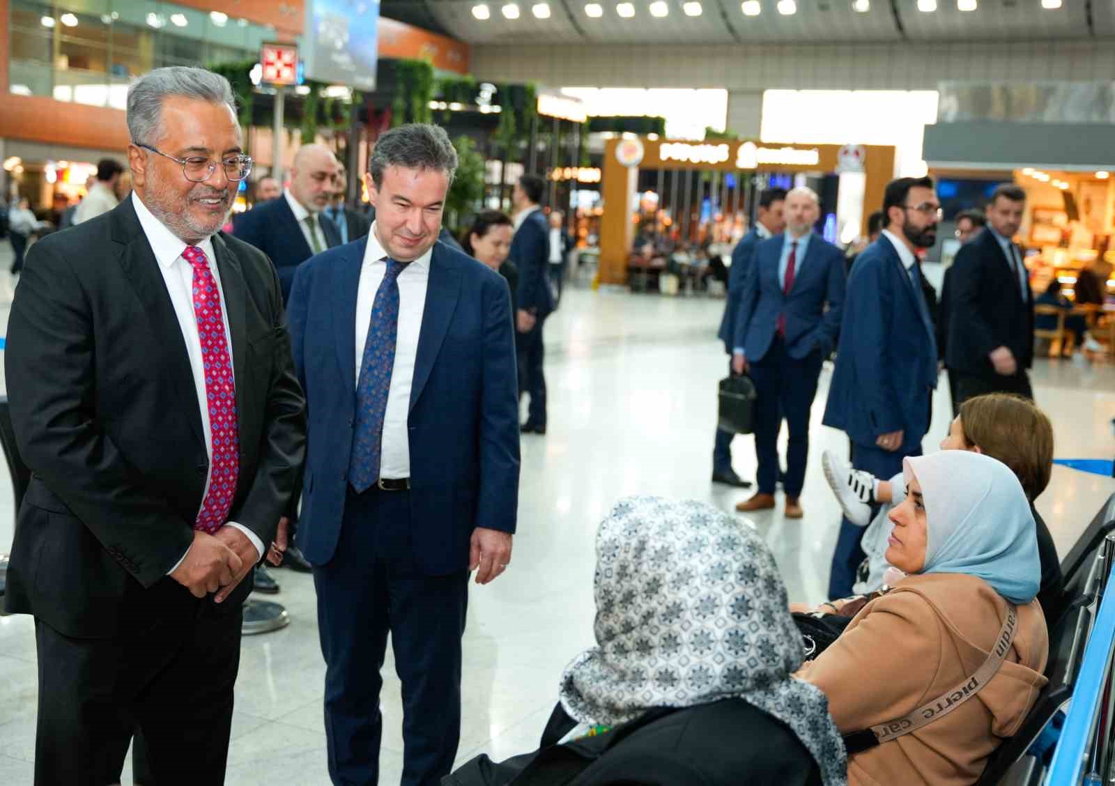 ajet yonetim kurulu baskani bolat ajet ve turk hava yollari sadece birer havayolu sirketi k1SVBclM