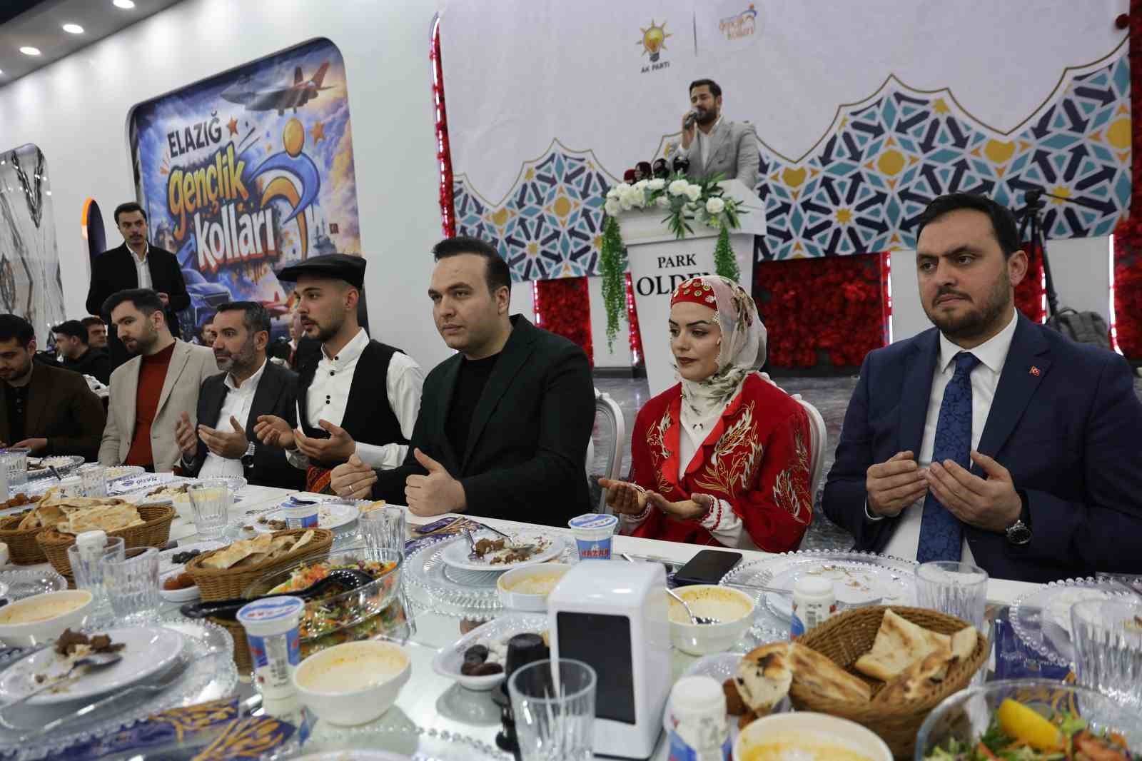 AK Parti Gençlik Kolları Başkanı İbiş: "Bizim savunma sanayimiz, tüm kötülüklerden koruyacak düzeyde yoluna devam ediyor" 7 ak parti genclik kollari baskani ibis bizim savunma sanayimiz tum kotuluklerden koruyacak duzeyde yoluna CbqUPGu1