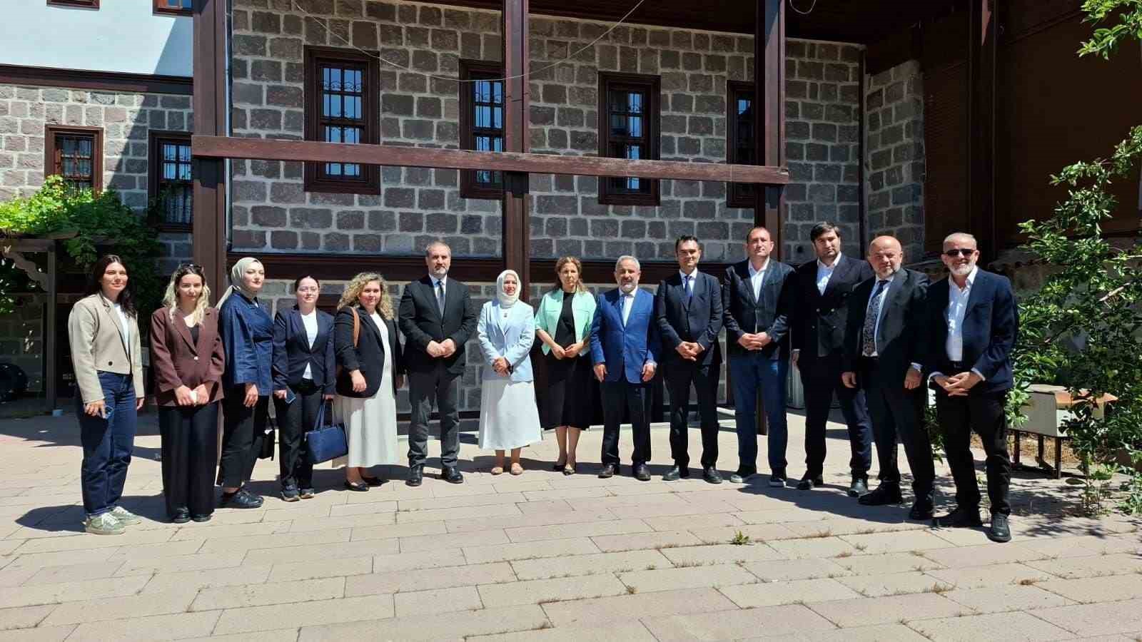 AK Parti Genel Başkan Yardımcısı Şen’den anket açıklaması: "Yüzde 37-38’lerdeyiz" 8 ak parti genel baskan yardimcisi senden anket aciklamasi yuzde 37 38lerdeyiz 4 8Xd5ek9j