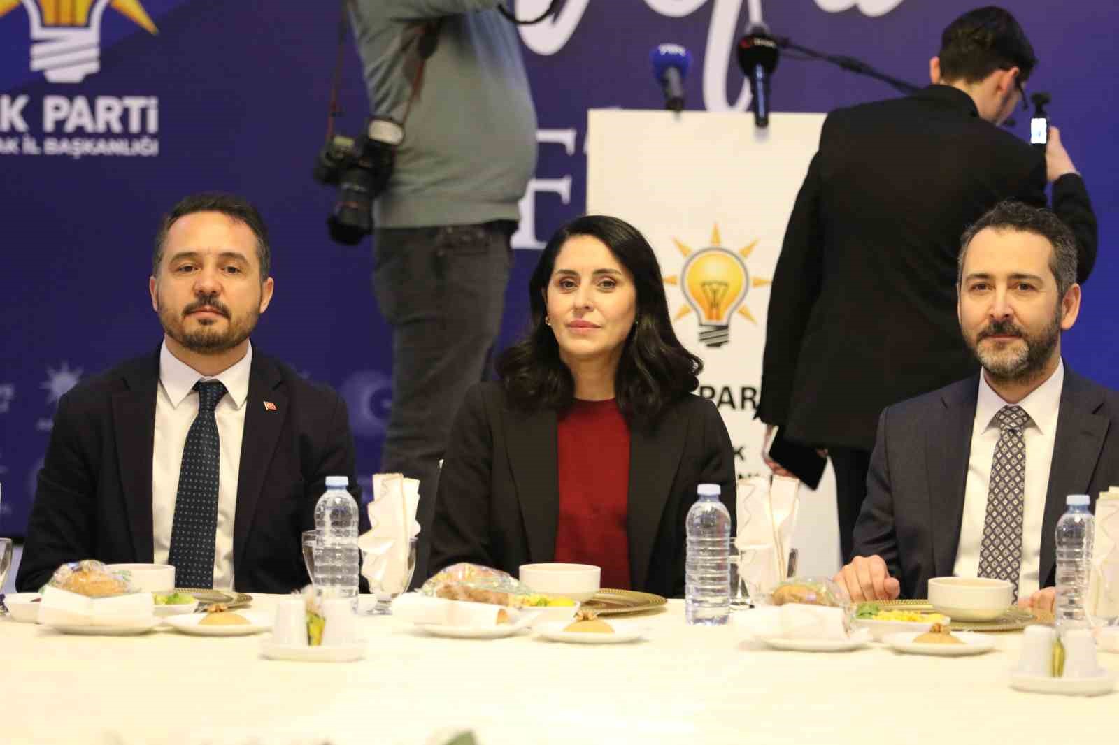 ak parti genel baskan yardimcisi tuncer chpye baktigimizda turkiyenin buyumesini konusan bir siyaset degil Hv49B1vi