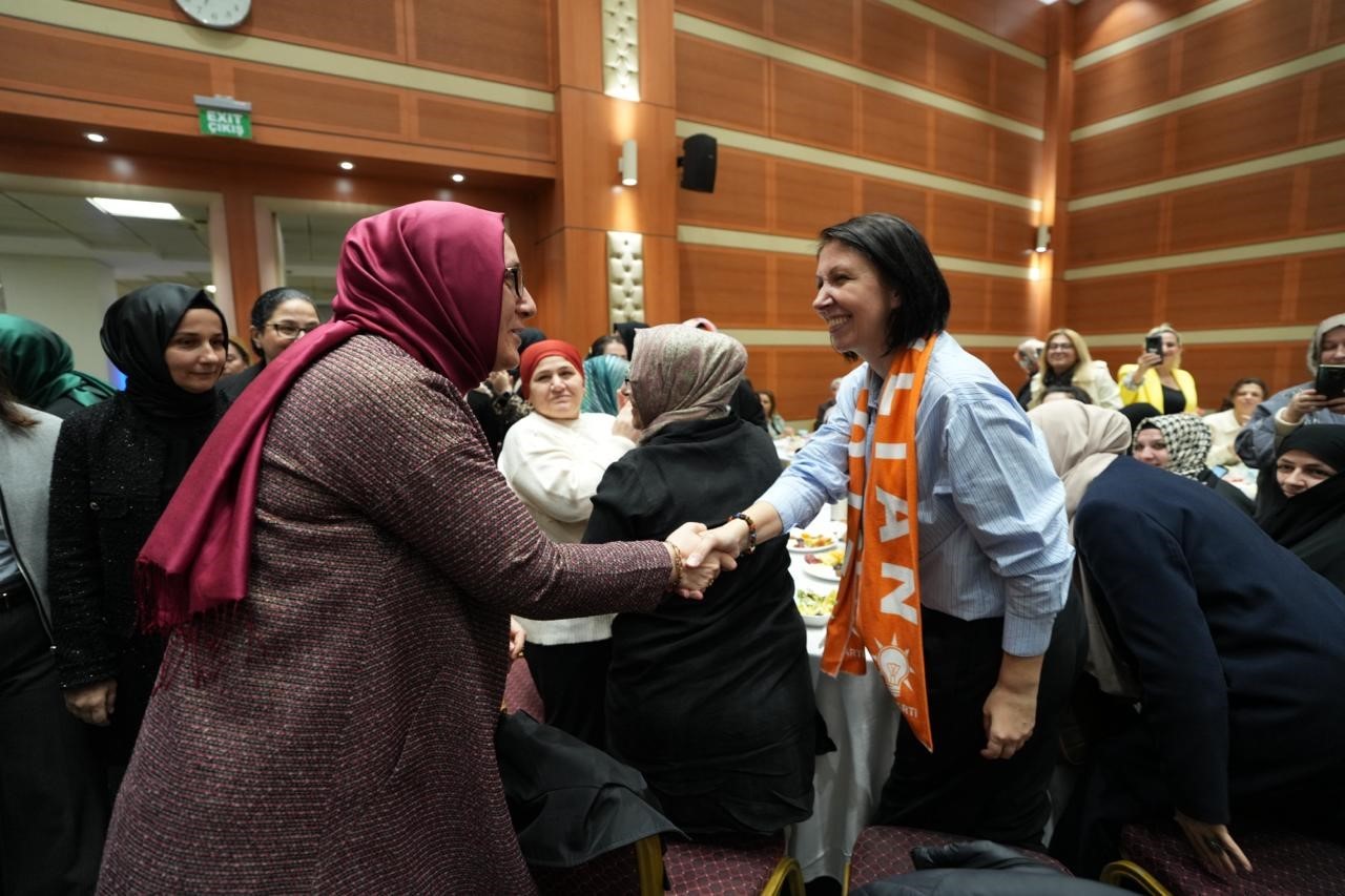 AK Parti İstanbul İl Kadın Kolları Başkanlığı tarafından kadın kolları mahalle başkanlarına yönelik iftar programı düzenlendi 6 ak parti istanbul il kadin kollari baskanligi tarafindan kadin kollari mahalle baskanlarina yonelik iftar JAPlnG2G
