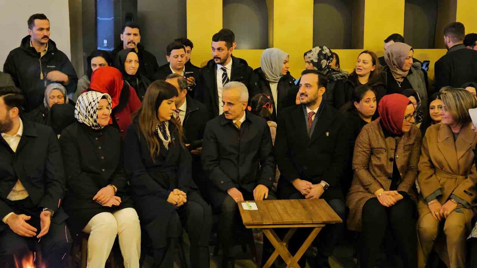 ak parti istanbul milletvekili derya ayaydindan genclere milli futbolcuyla surpriz ziyaret 1 5l9cOWUj