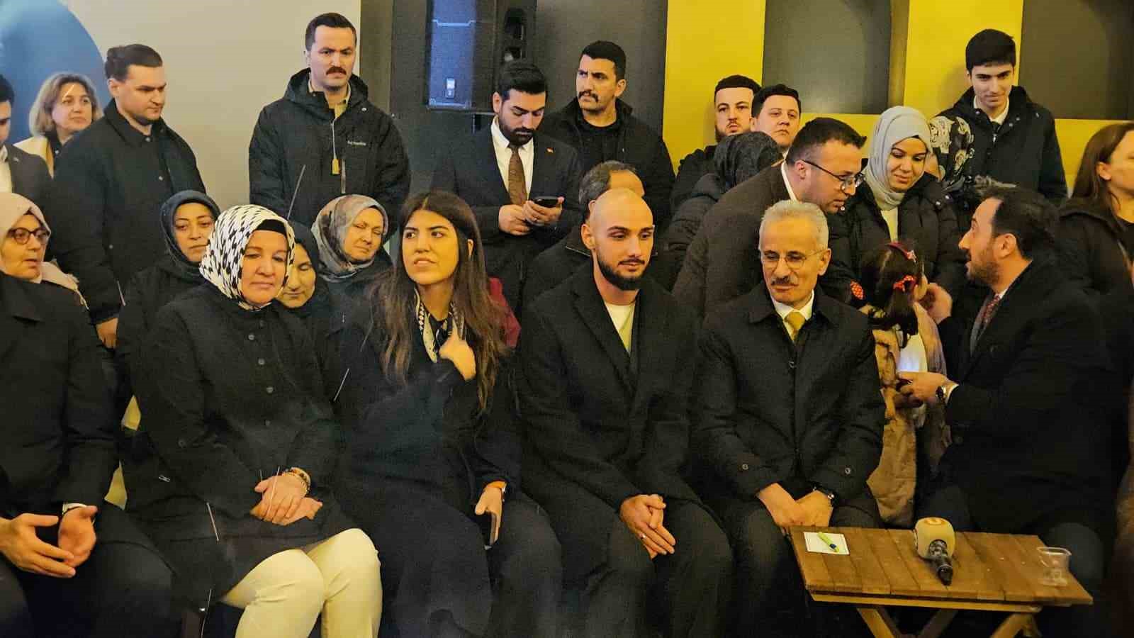 ak parti istanbul milletvekili derya ayaydindan genclere milli futbolcuyla surpriz ziyaret 2