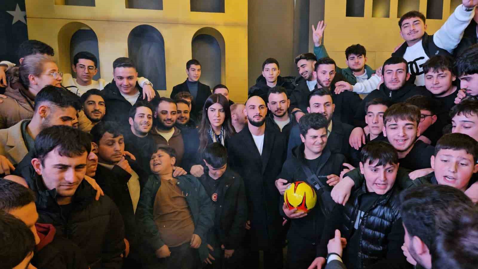 ak parti istanbul milletvekili derya ayaydindan genclere milli futbolcuyla surpriz ziyaret 3 MNMDGe5n