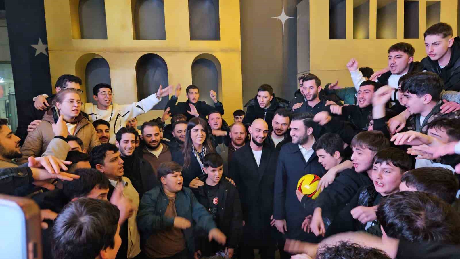 ak parti istanbul milletvekili derya ayaydindan genclere milli futbolcuyla surpriz ziyaret 4 kMZLFVUL