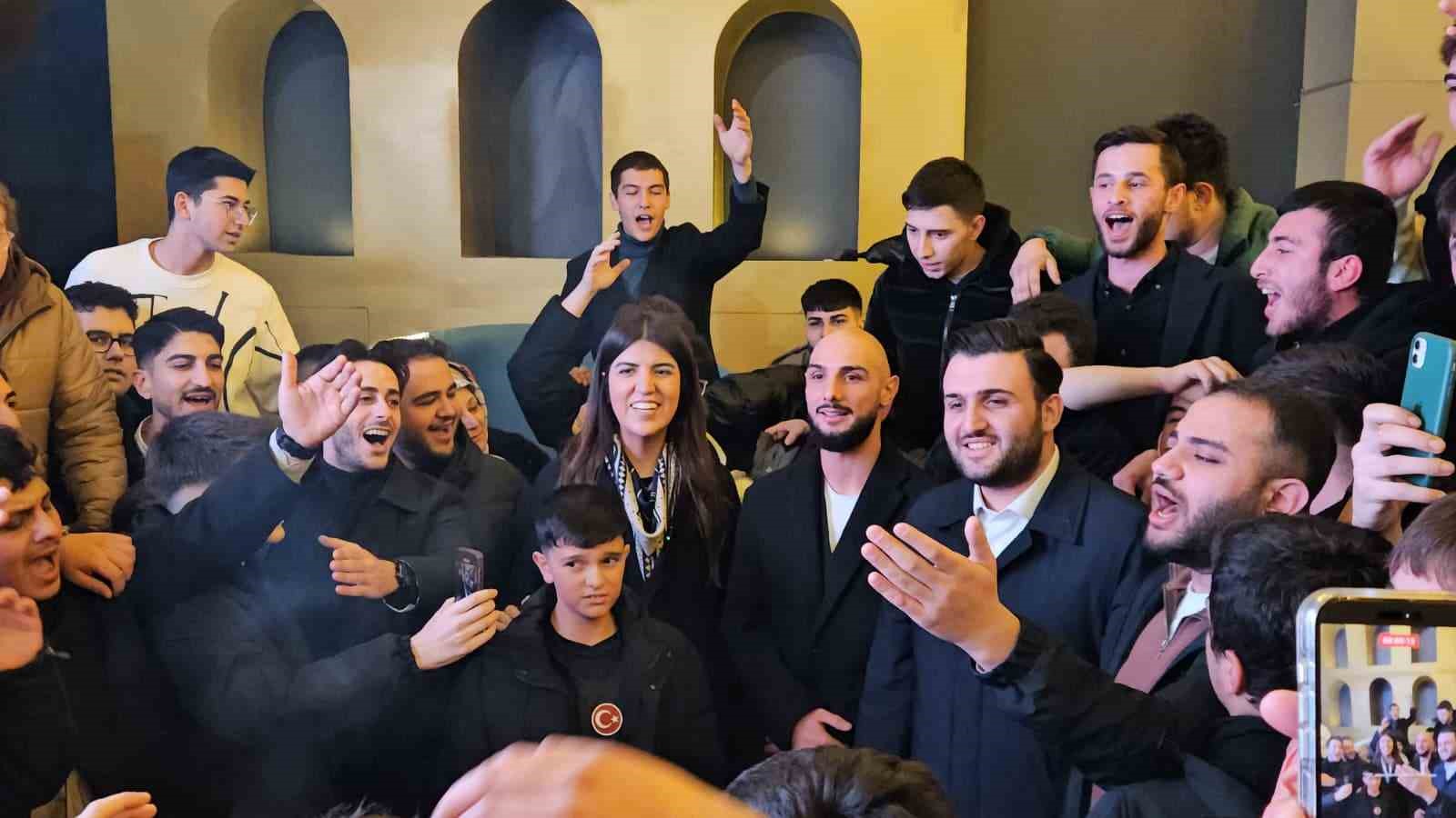 ak parti istanbul milletvekili derya ayaydindan genclere milli futbolcuyla surpriz ziyaret 5