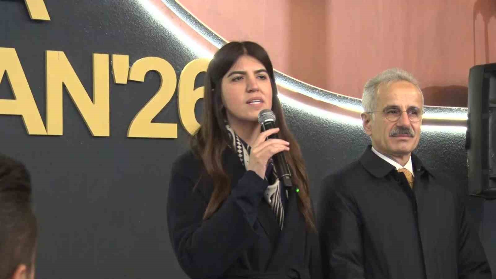 ak parti istanbul milletvekili derya ayaydindan genclere milli futbolcuyla surpriz ziyaret 7 brDr8hal