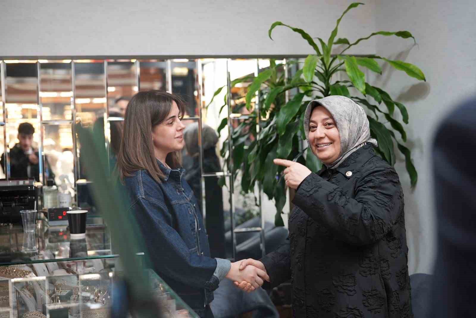 AK Parti İstanbul milletvekilleri Anneler Günü dolayısıyla sahadaydı 7 ak parti istanbul milletvekilleri anneler gunu dolayisiyla sahadaydi 3 a6SQsSiA