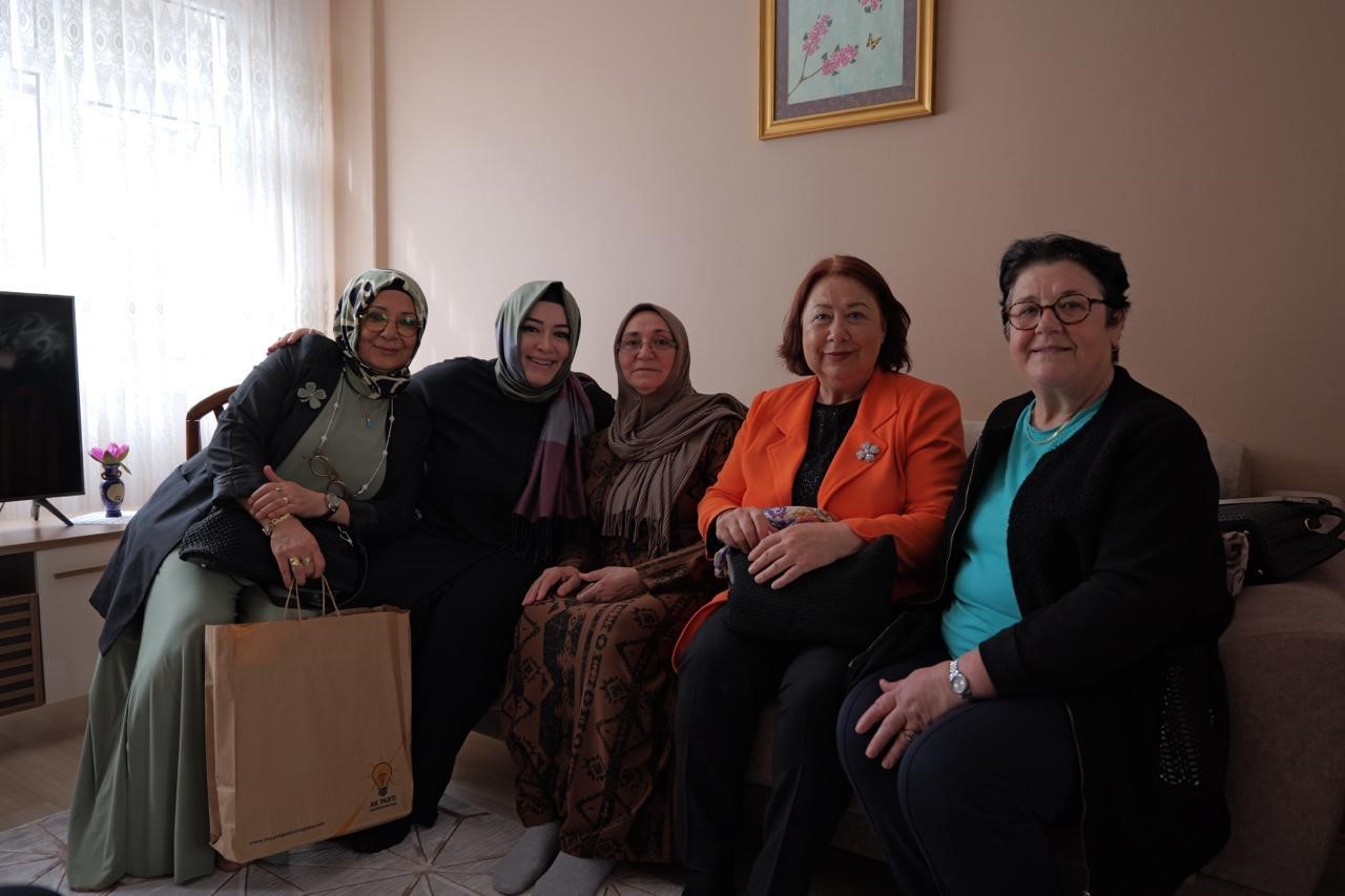 AK Parti İstanbul milletvekilleri Anneler Günü dolayısıyla sahadaydı 8 ak parti istanbul milletvekilleri anneler gunu dolayisiyla sahadaydi 4 aA4XBrTj