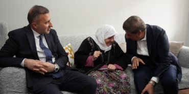 ak-parti-istanbul-milletvekilleri-anneler-gunu-dolayisiyla-sahadaydi-v3DxCPQi.jpg