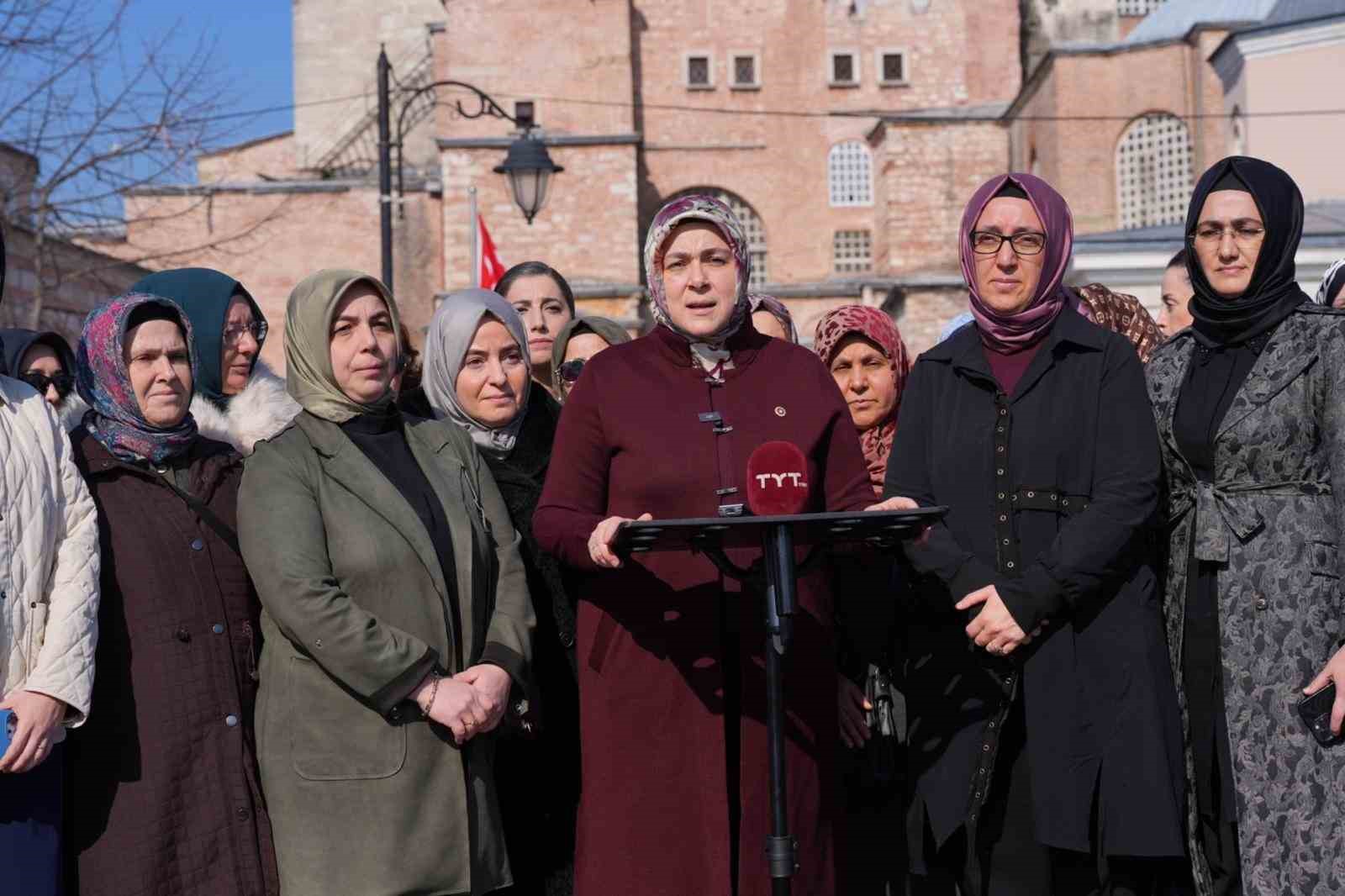 ak parti kadin kollarinin 300 bini askin hatminin duasi ayasofyada yapildi 0