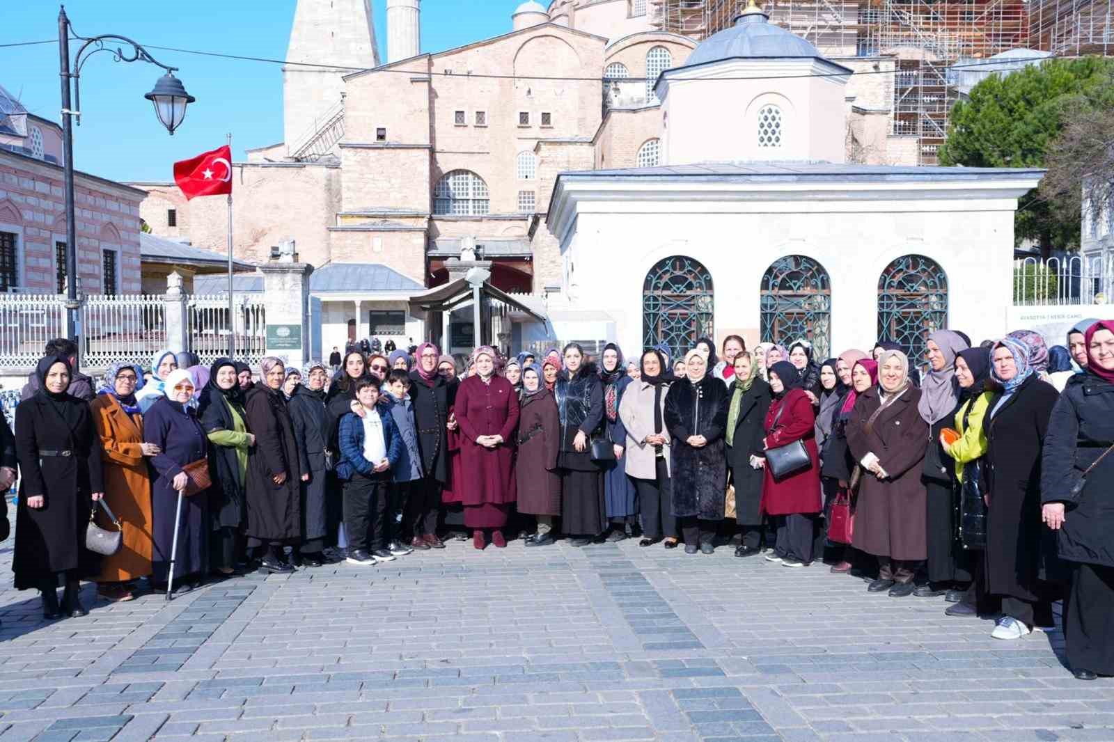 ak parti kadin kollarinin 300 bini askin hatminin duasi ayasofyada yapildi 2 DCzAFiTN