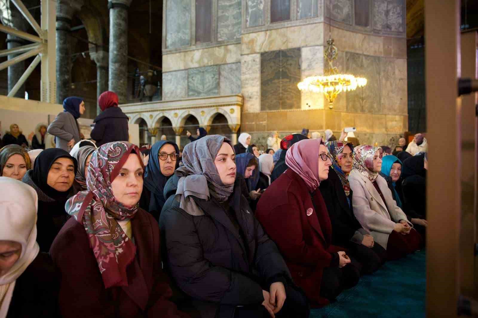 ak parti kadin kollarinin 300 bini askin hatminin duasi ayasofyada yapildi 3 Wr1XwXZt