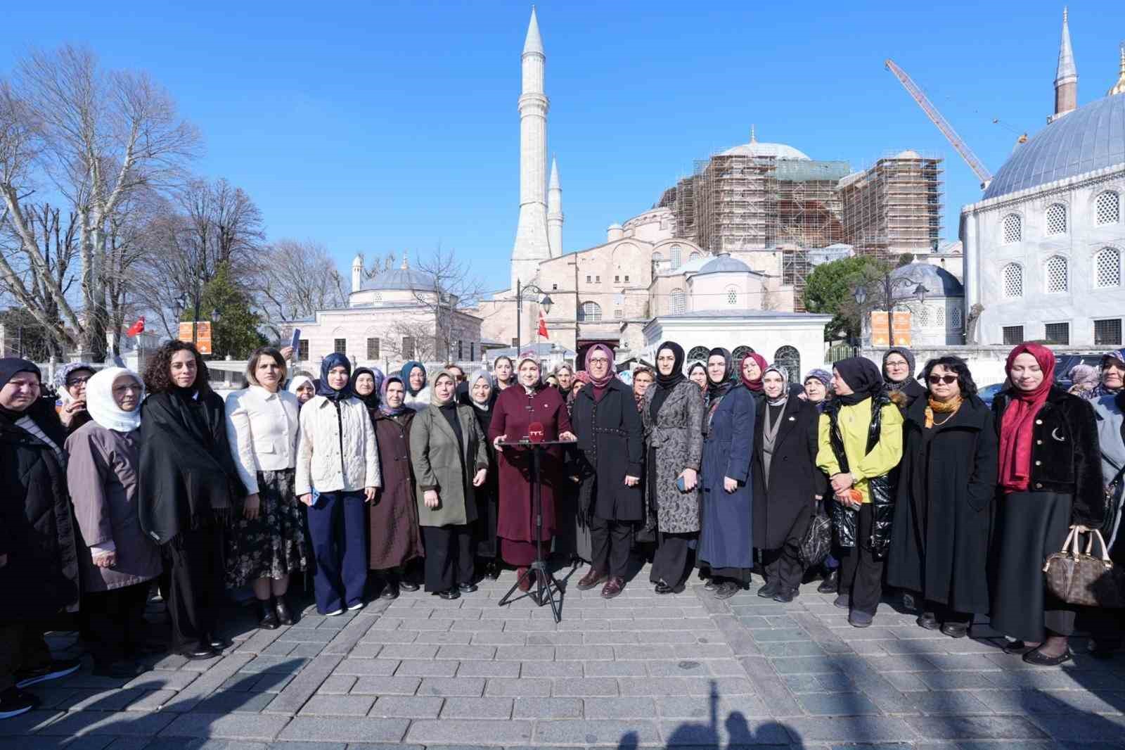 ak parti kadin kollarinin 300 bini askin hatminin duasi ayasofyada yapildi 4 OsNvb4ZG