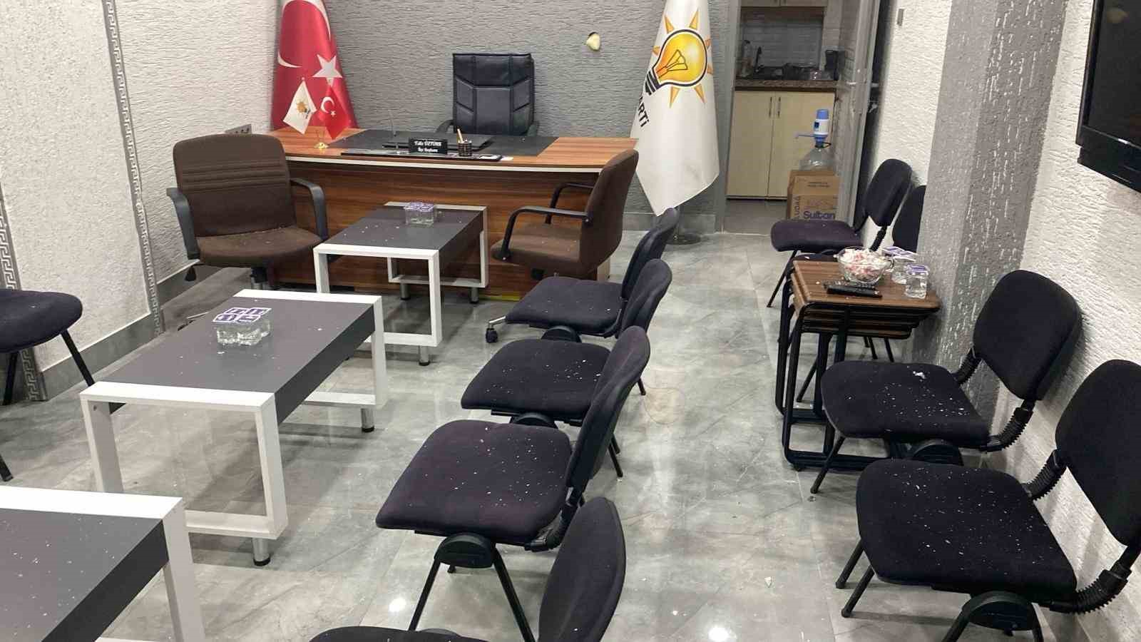 AK Parti Marmara ilçe binasına taşlı saldırıyla ilgili 1 kişi gözaltına alındı 6 ak parti marmara ilce binasina tasli saldiriyla ilgili 1 kisi gozaltina alindi 2 pn1Z6pj9
