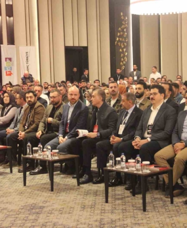 ak-parti-sozcusu-omer-celik-ve-bilal-erdogan-sanliurfada-genclerle-bulustu-QU8Gsp3t.jpg
