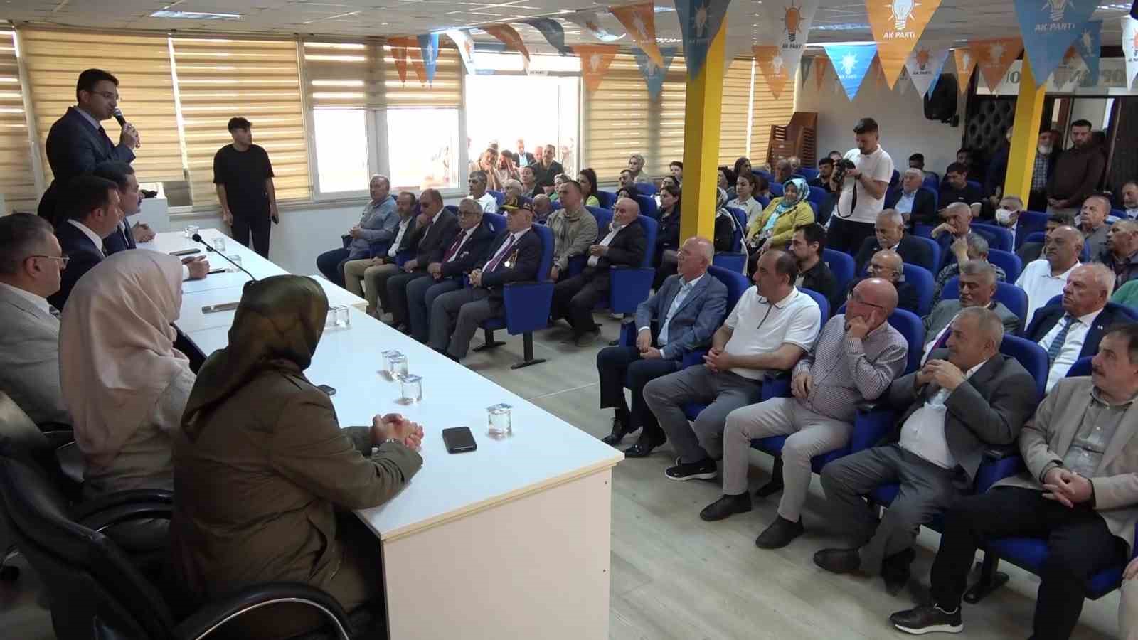 AK Parti üyesi emekli banka müdürü milletvekillerine seslendi: "Emekliye zam bizi yüzde 70’e götürür" 6 ak parti uyesi emekli banka muduru milletvekillerine seslendi emekliye zam bizi yuzde 70e goturur 87wfDjnh